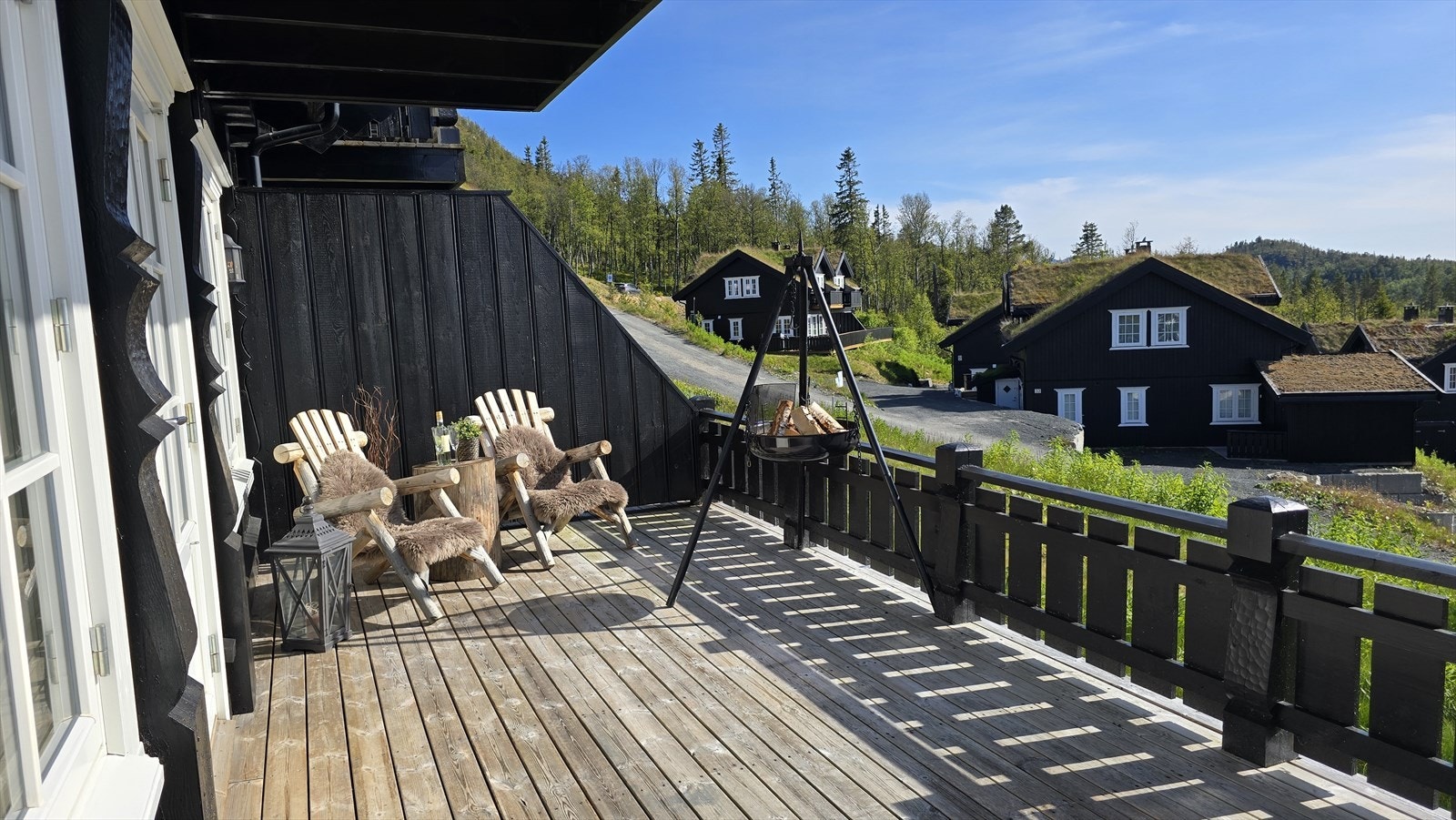 Terrassen er deilig å bruke både sommer og vinter - med levegg, sol og utsikt kan du nyte fine dager i fjellet, uansett årstid Galleribilde