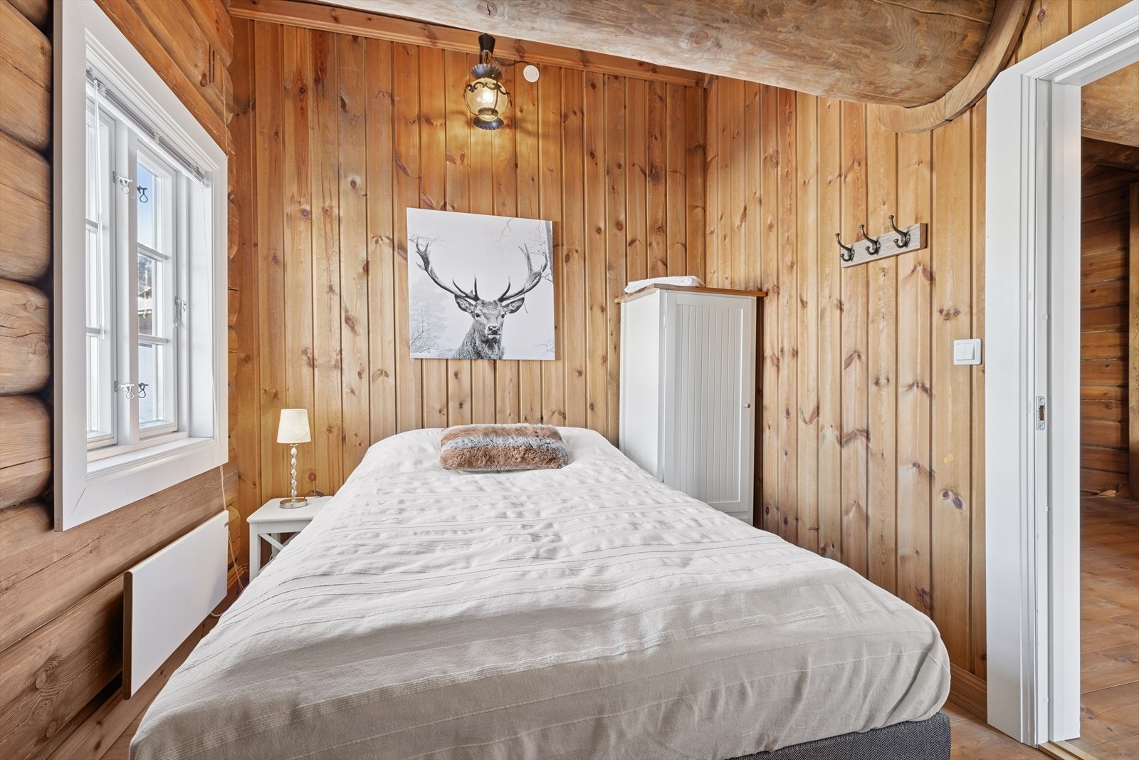 I tillegg til et soverom i første etasje har hytta har tre soverom i andre etasje, og alle rommene har god størrelse. Ett av soverommen har i dag dobbeltseng og de to andre har plassbygde famiiekøyer. Rommene meget god arealeffektivt utnyttet. Galleribilde