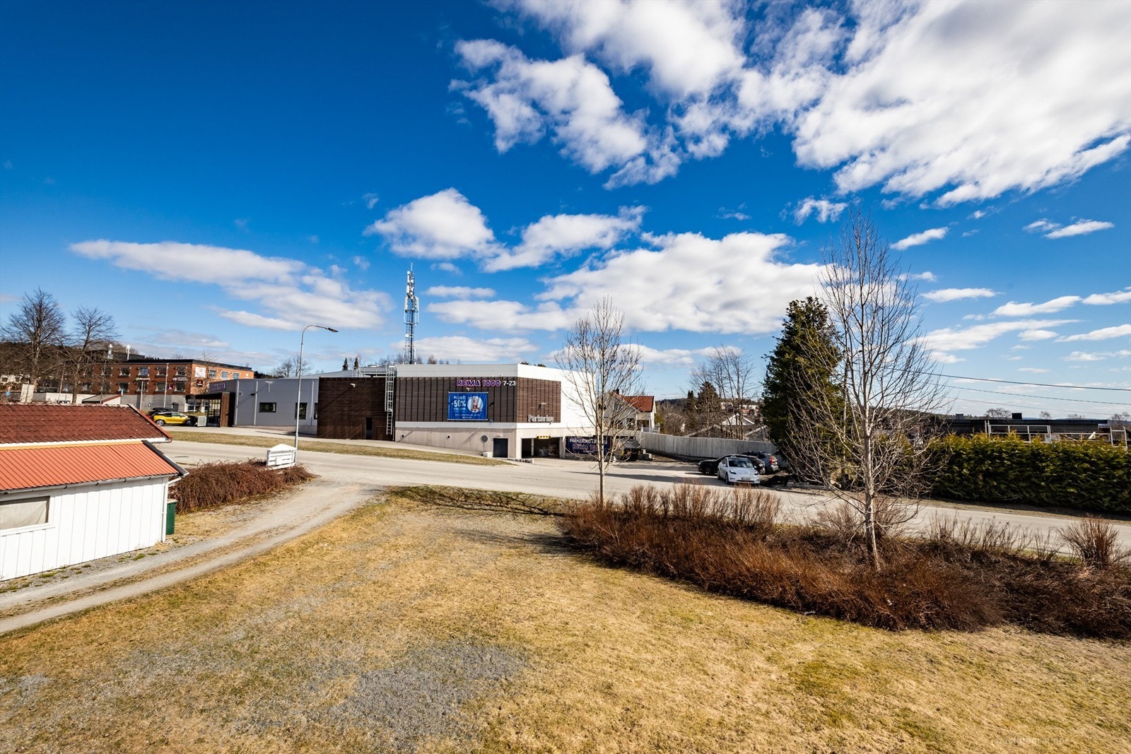 Maks tillatt bebygd areal (BYA) skal ikke overstige 30% av netto tomt (inkl. garasje og boder) iht. kommuneplanen Galleribilde