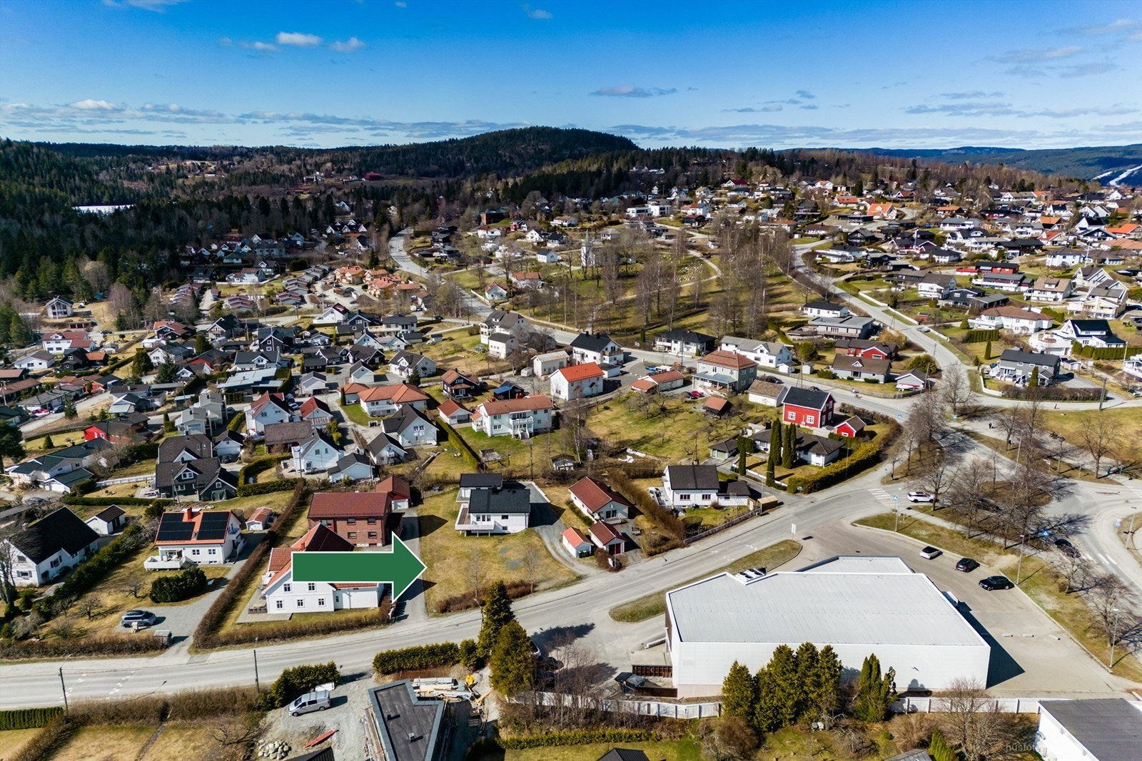 Kort vei til idrettsanlegg, lysløyper, langrennsarena og kort kjørevei til golfbaner Galleribilde
