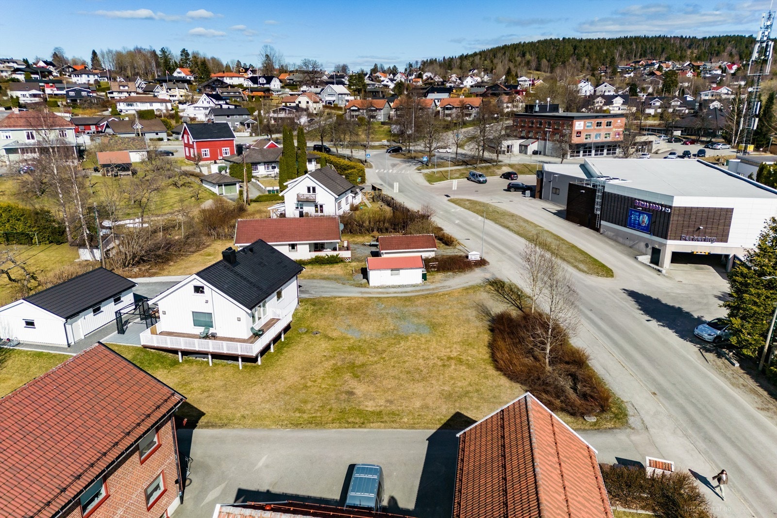 Kort gangavstand til bussholdeplass langs Gramsborgveien med gode forbindelser Galleribilde