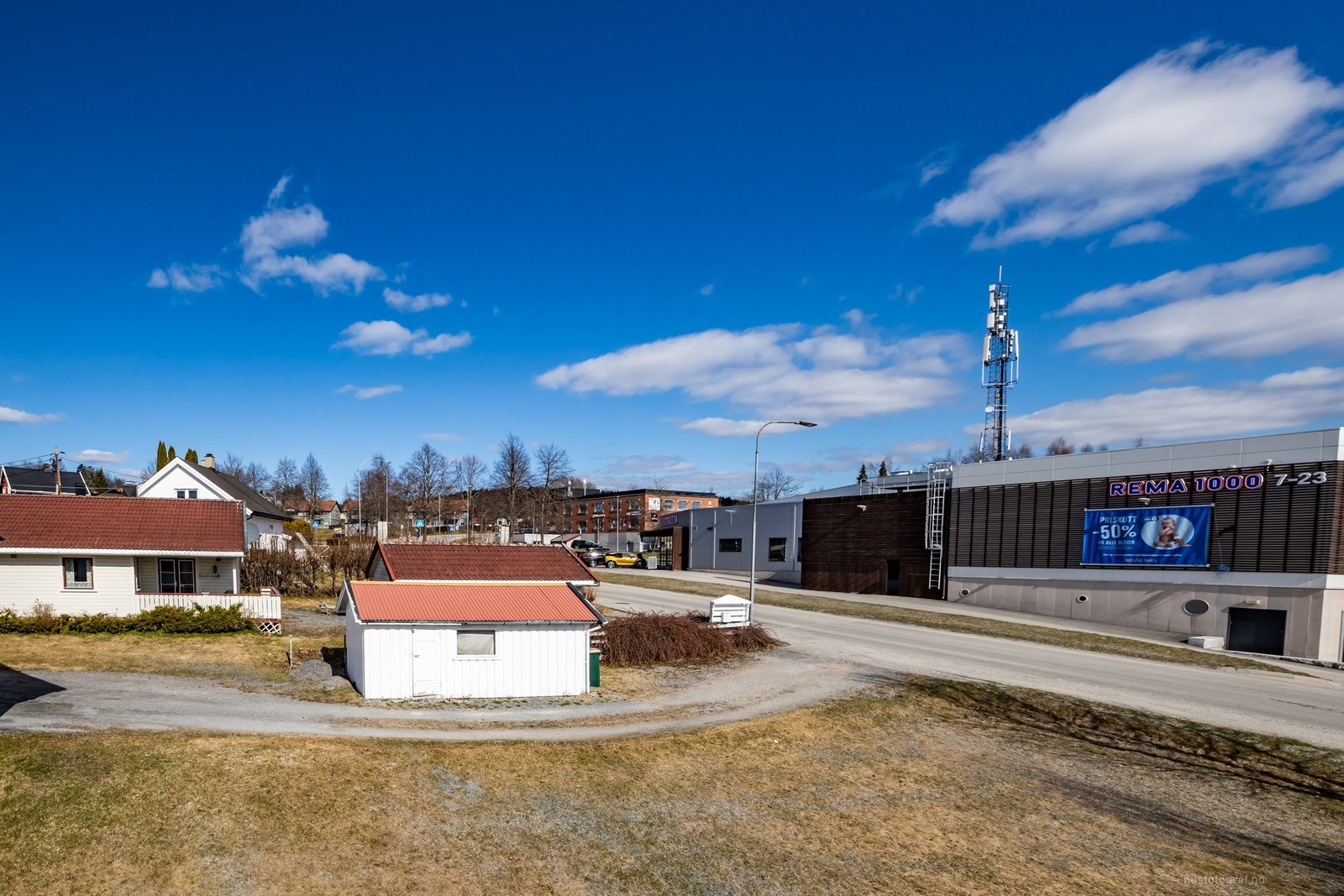 Tomten er bestående av plenarealer, beplantninger og en frittstående garasje Galleribilde