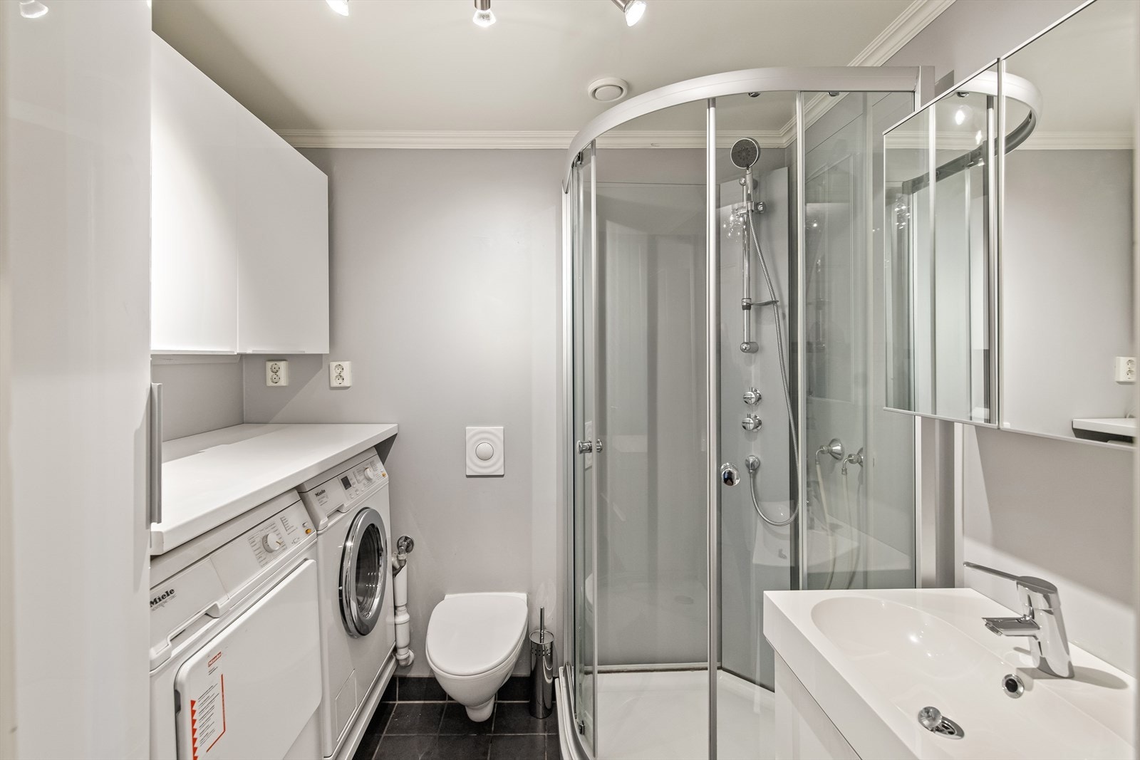 Baderom to er i tillegg innredet med opplegg for vaskemaskin og opplegg for tørketrommel. Galleribilde