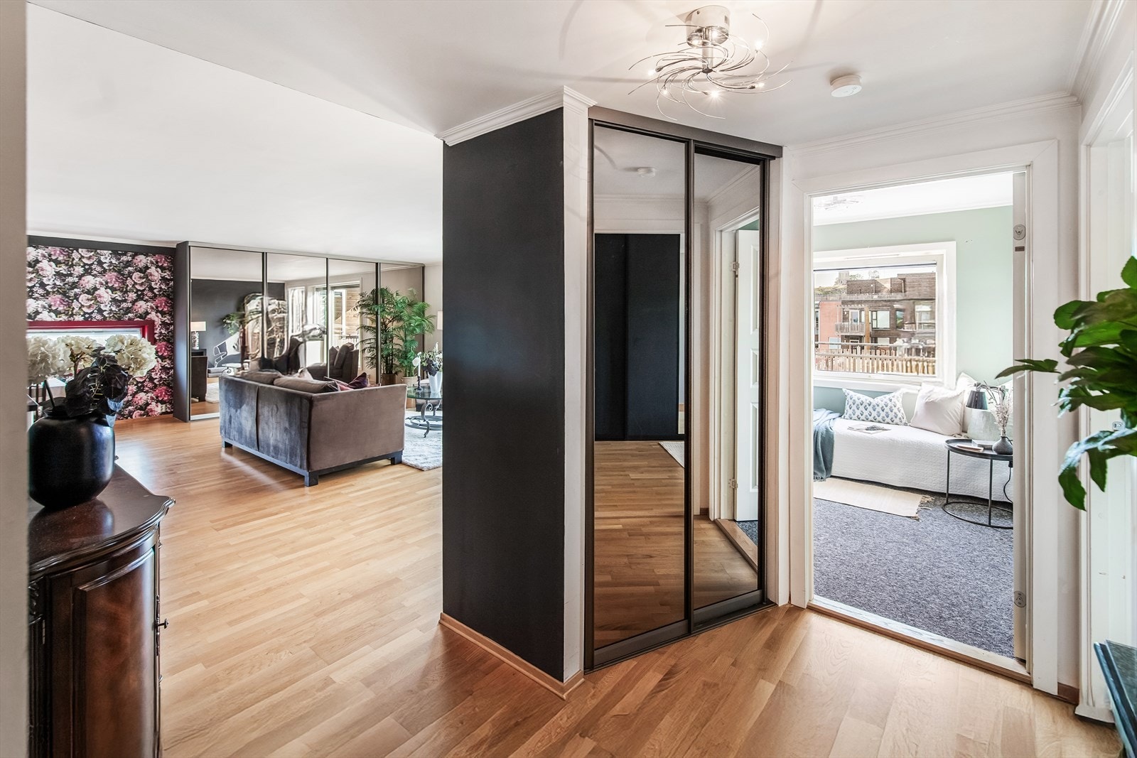 Gang med skyvedørsgarderobe Galleribilde