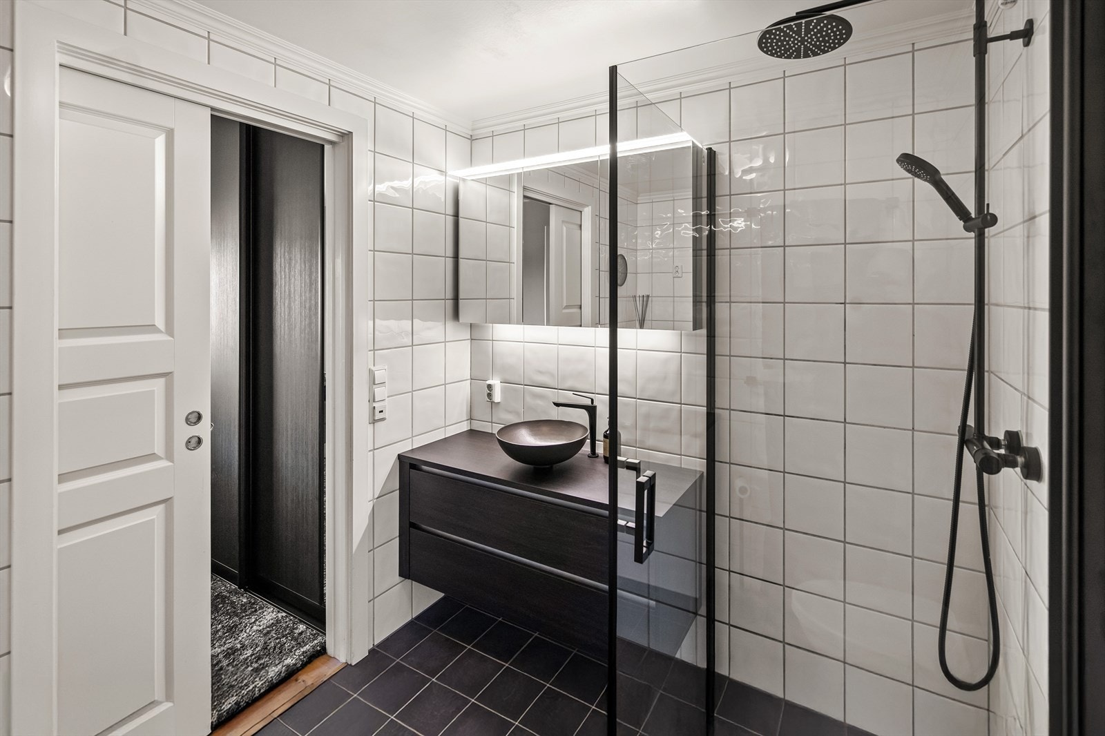 Begge badene er innredet med dusj, vegghengt toalett og servantinnredning. Galleribilde