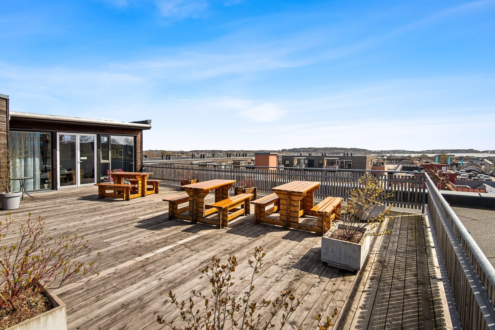 Stor og flott takterrasse. Denne er opparbeidet med grøntareal, beplantning, flere sitteplasser, grill, og mer - perfekt for sosiale sammenkomster med familie, venner eller naboer. Galleribilde