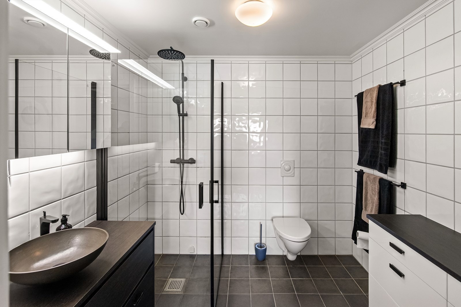 Leiligheten har to bad og begge har flislagte gulv med varmekabler. Galleribilde