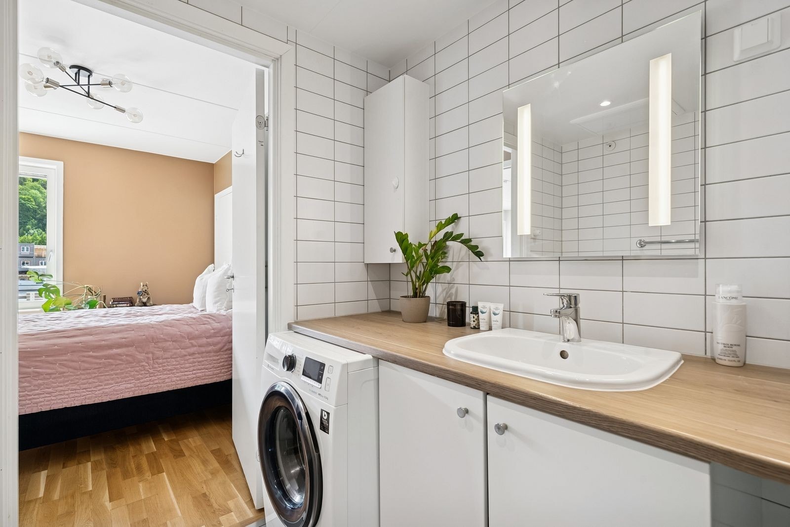 Det er vannbåren gulvvarme på badet og downlights i tak. Galleribilde