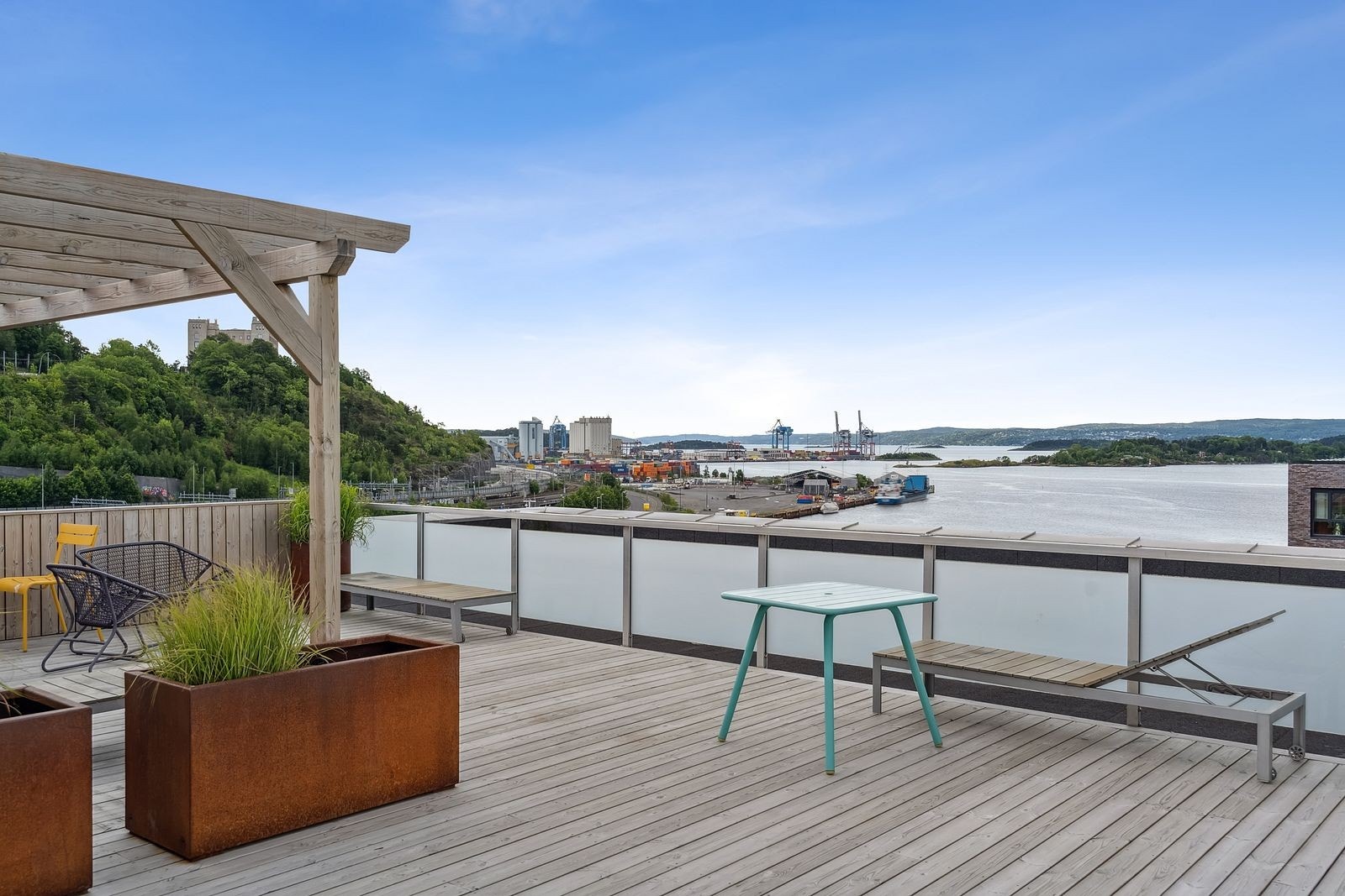 Kun en heis opp så er du på en stor takterrasse med sol fra morgen til kveld. Det er flere utemøbler og solsenger på takterrassen. Galleribilde