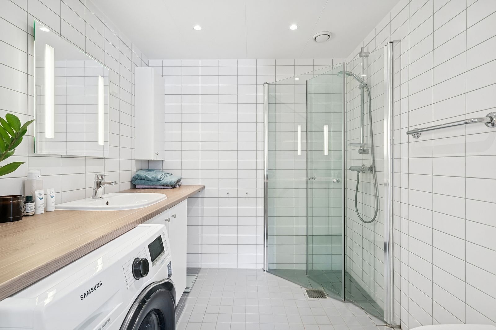 Romslig bad med opplegg for både vaskemaskin og tørketrommel. Galleribilde