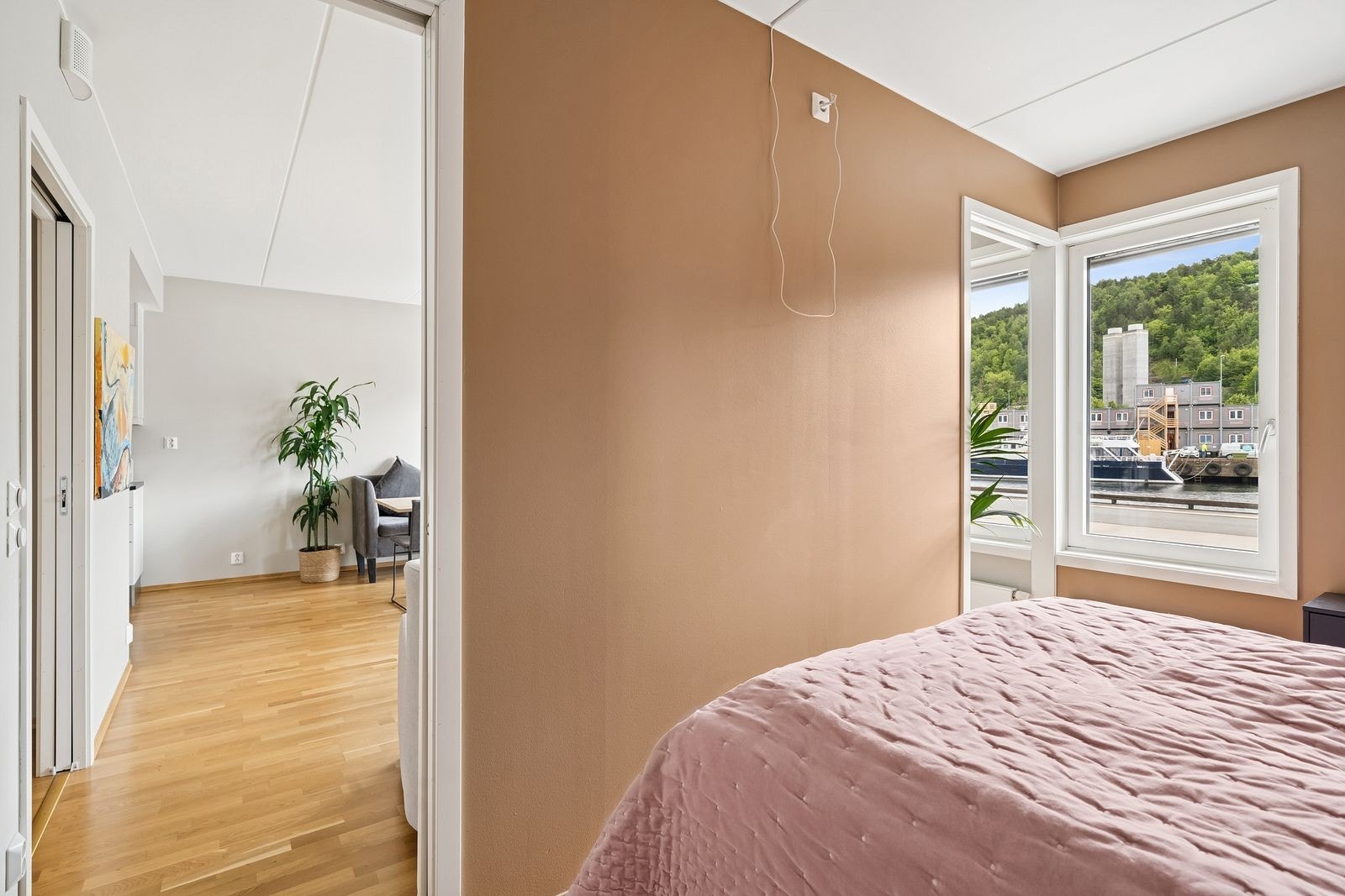 Rommet har to innganger med plassbesparende skyvedører. Galleribilde