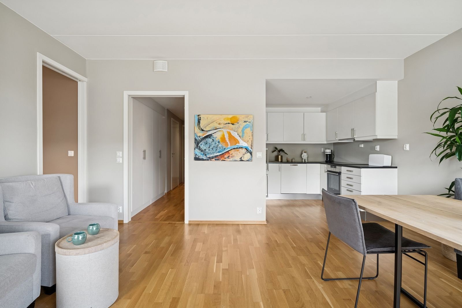 Rommet har en velfungerende og sosial planløsning der stue, spisestue og kjøkken ligger i en sammenhengende løsning. Galleribilde