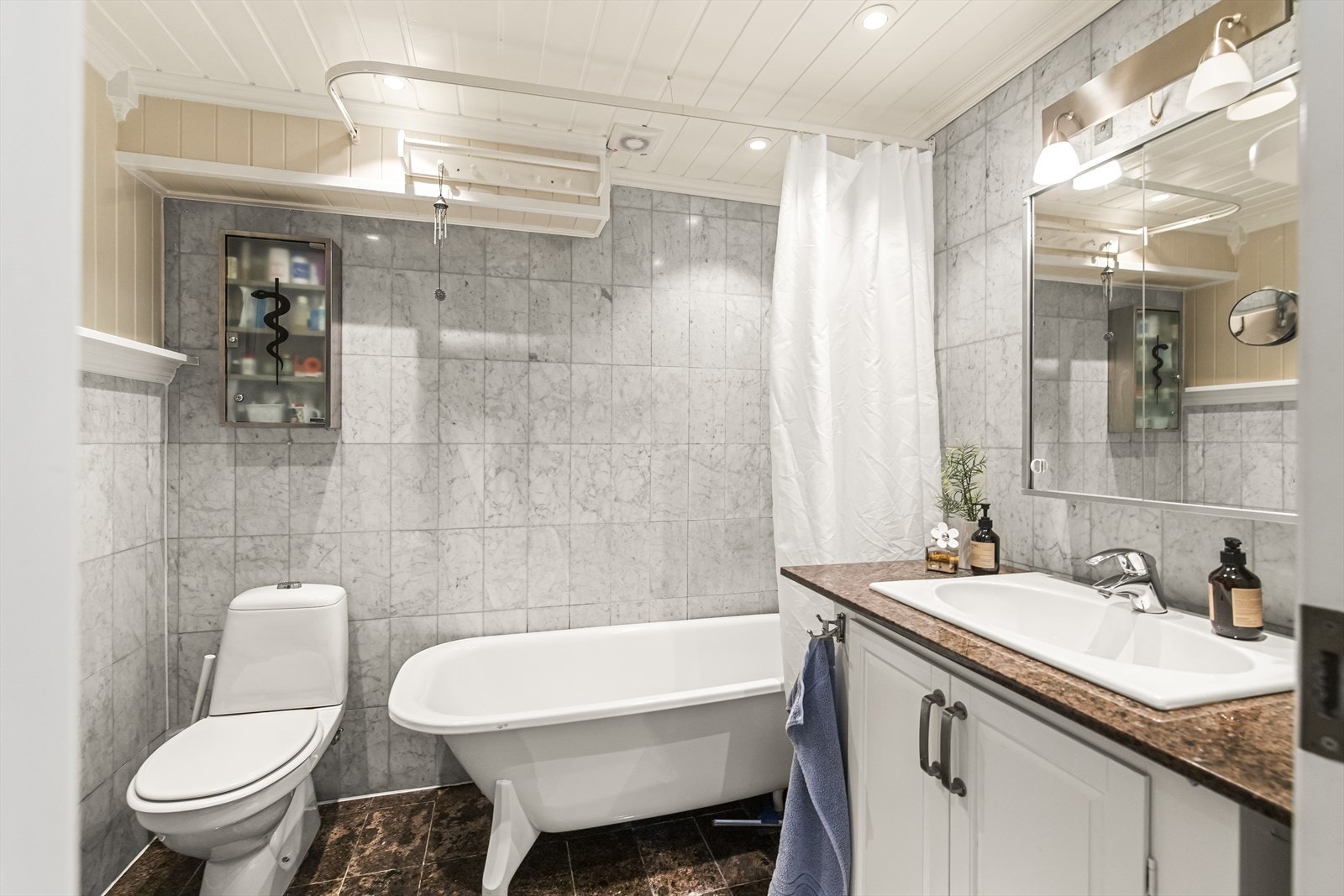 I første etasje får du et bad med fliser på gulv og vegg. Galleribilde