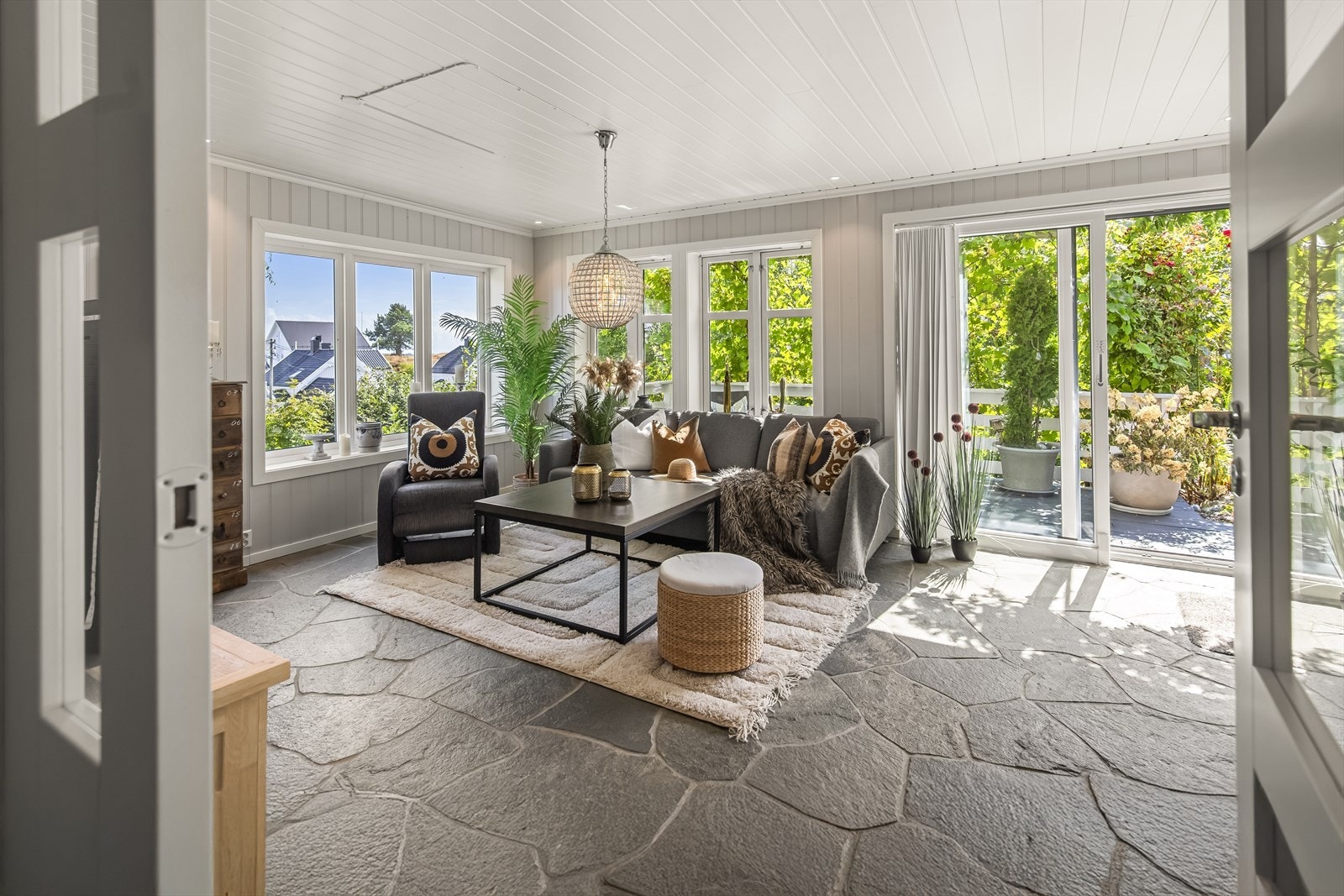 Det er dør ut til den koselige terrassen Galleribilde