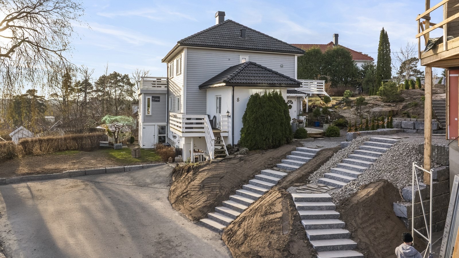 Grip sjansen til å eie denne unike tomten og skap din egen private oase med naturens skjønnhet og bylivets bekvemmeligheter. Galleribilde