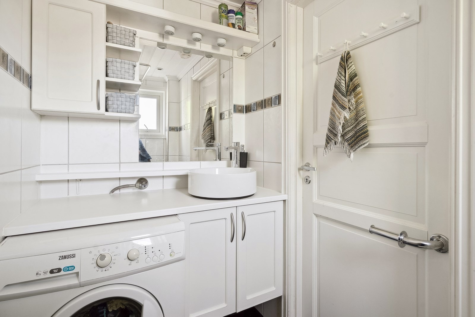 Bad i 2. etasje har fliser på gulv og vegg. Galleribilde