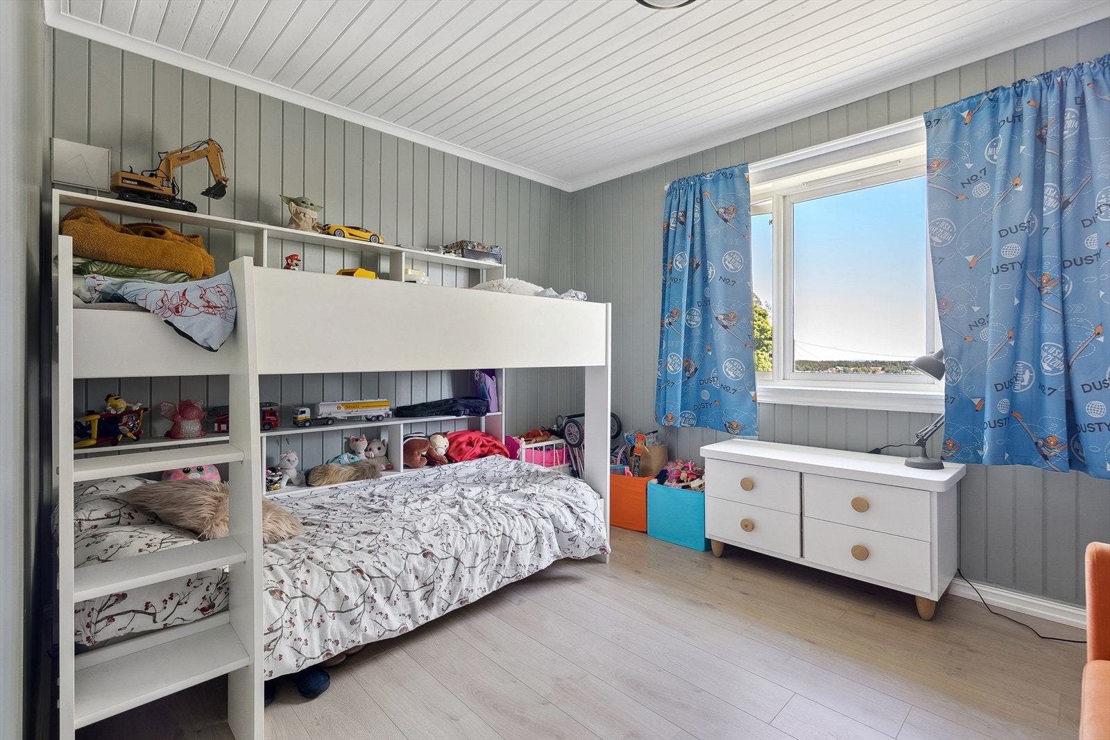 I andre etasje er det to romslige soverom. Galleribilde