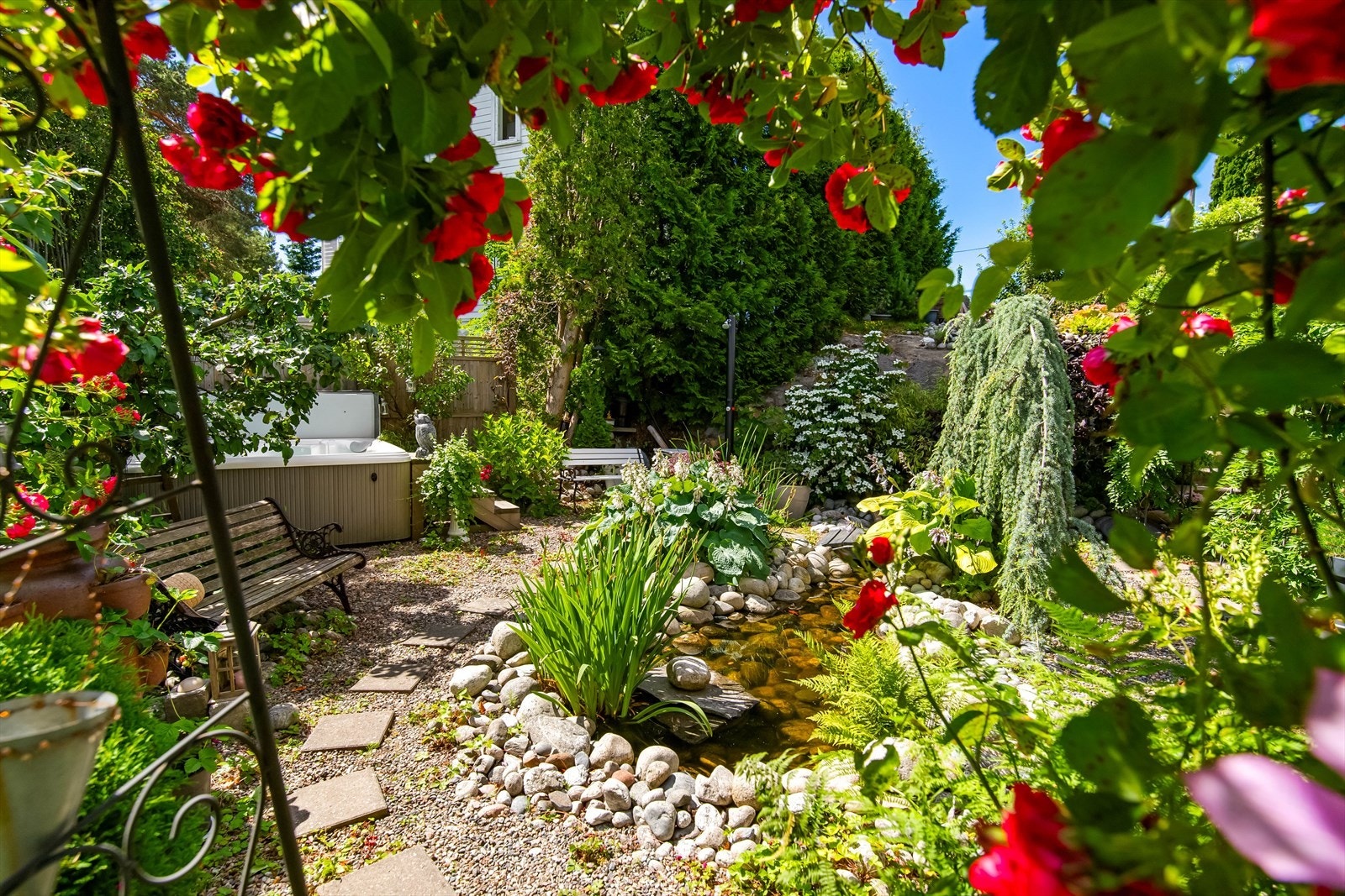 Her kan du oppleve en sansemessig reise gjennom en oase av varierte beplantninger, som skaper et harmonisk og beroligende miljø. Galleribilde