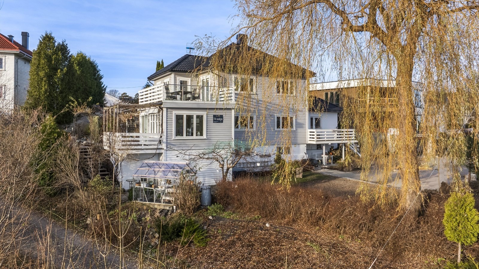 Her får du en attraktiv Villa m/ gode solforhold, frodig hage og sjøutsikt, rolig og tilbaketrukket beliggenhet på en høyde. Galleribilde