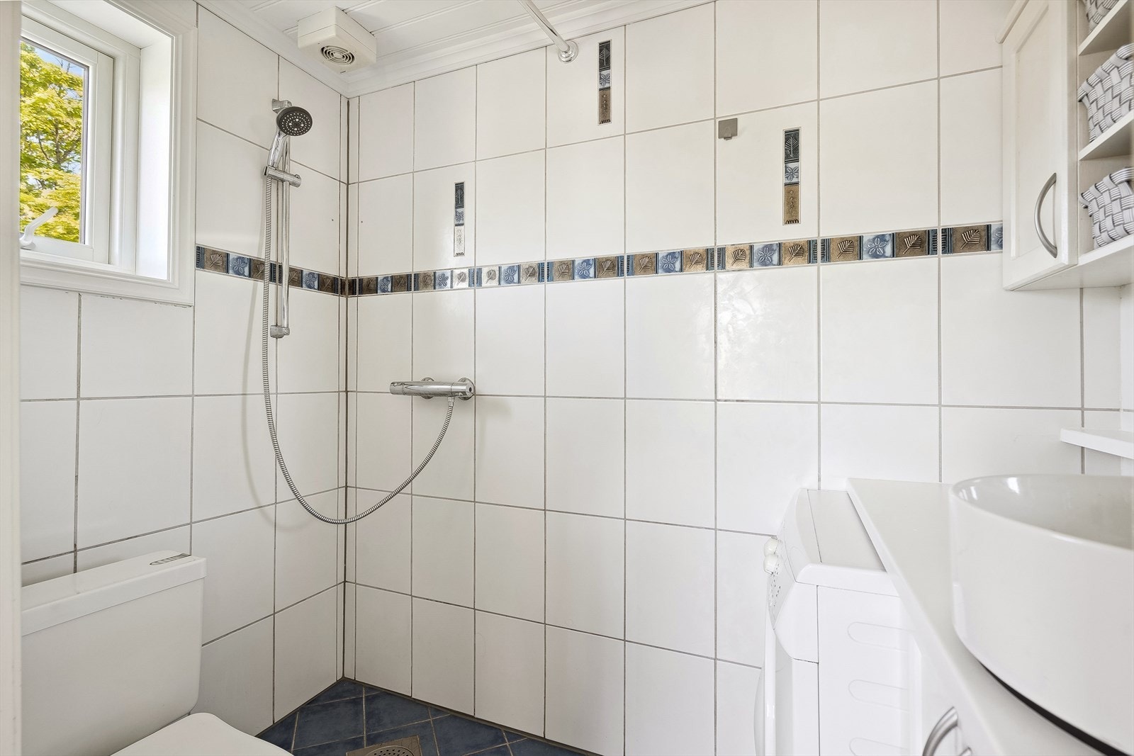 Inneholdende toalett, innredning med servant, dusj, opplegg til vaskemaskin. Galleribilde