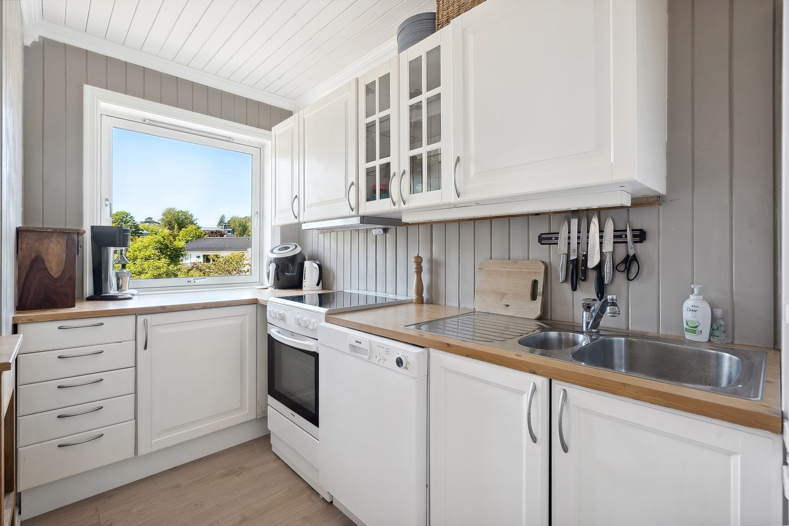 I andre etasje er det kjøkkeninnredning i hvit utførelse. Galleribilde