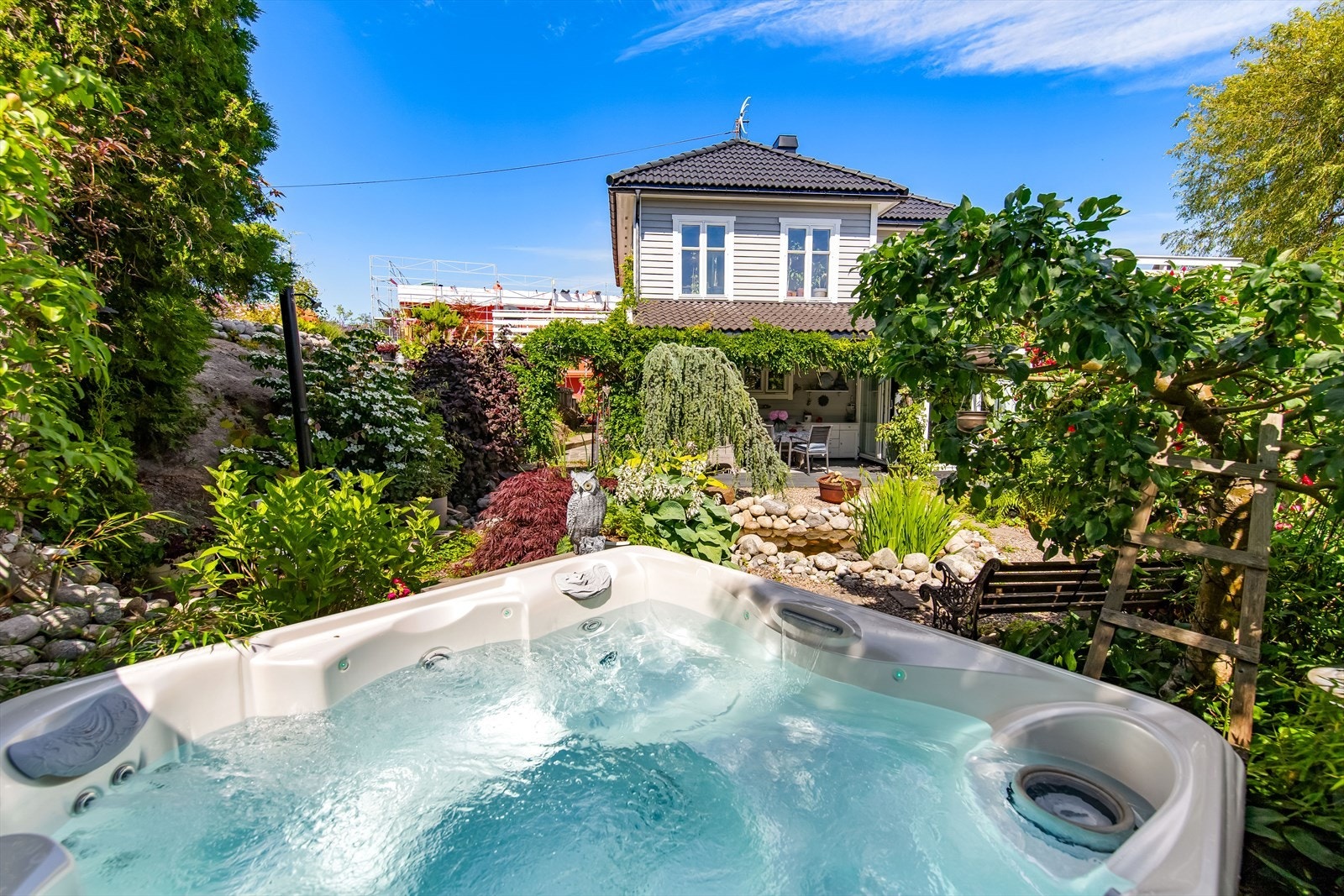 Innvendig strekker boligen seg over 3 innholdsrike etasjer med sjarm og sjel. Dette er en stor og flott bolig med mange muligheter - i tillegg er det en veldig god beliggenhet. Galleribilde