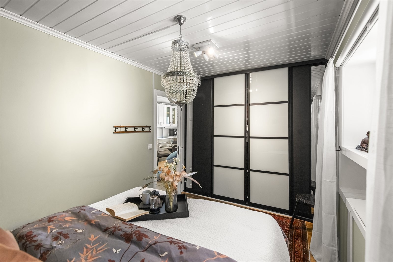 Soverom 1 med skyvedøsrgarderobe Galleribilde