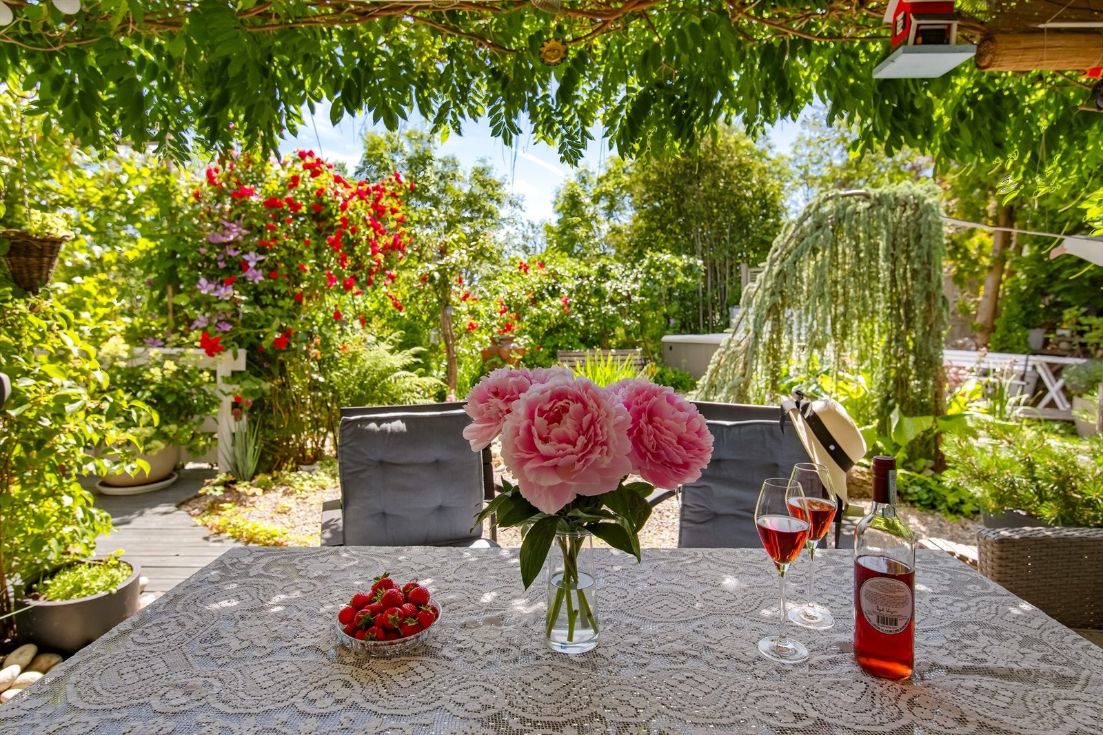 Du vil kunne nyte avslappende stunder i denne oasen, lytte til det beroligende lydsporet av rennende vann og skape uforglemmelige minner. Galleribilde