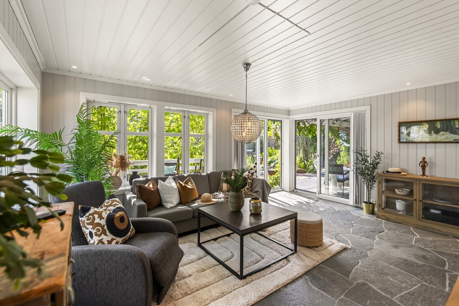 Stuen har rikelig med vindusflater og fremstår svært lys Galleribilde