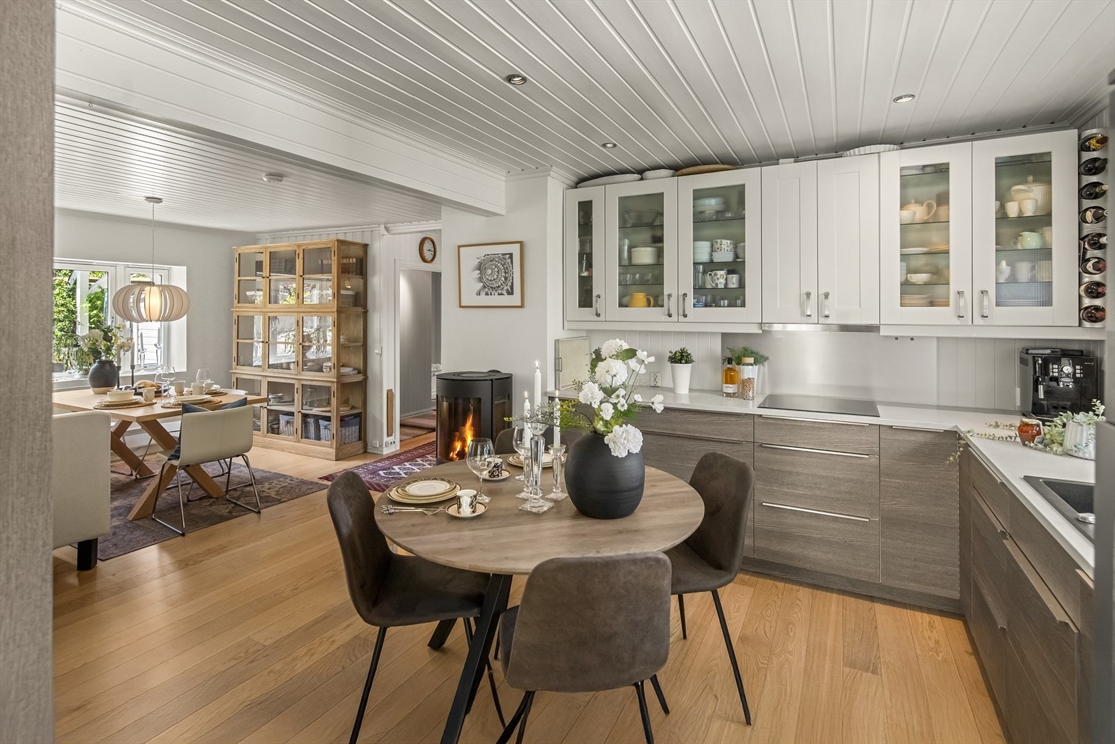 Kjøkkeninnredning med laminat benkeplate og nedfelt benkebeslag og to kummer. Galleribilde