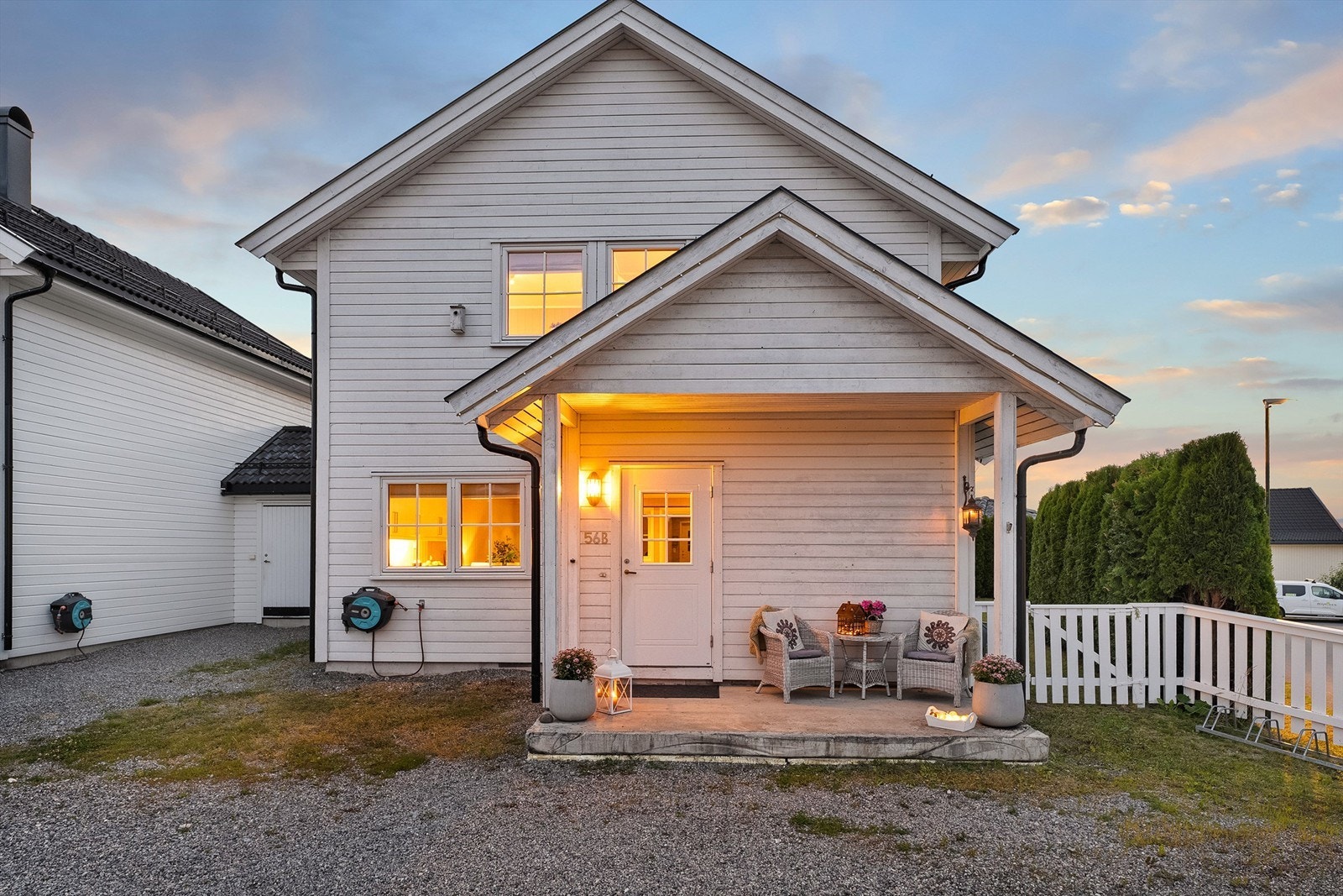 Det er overbygd inngangsparti med terrasse og plass til en liten sittegruppe. Galleribilde