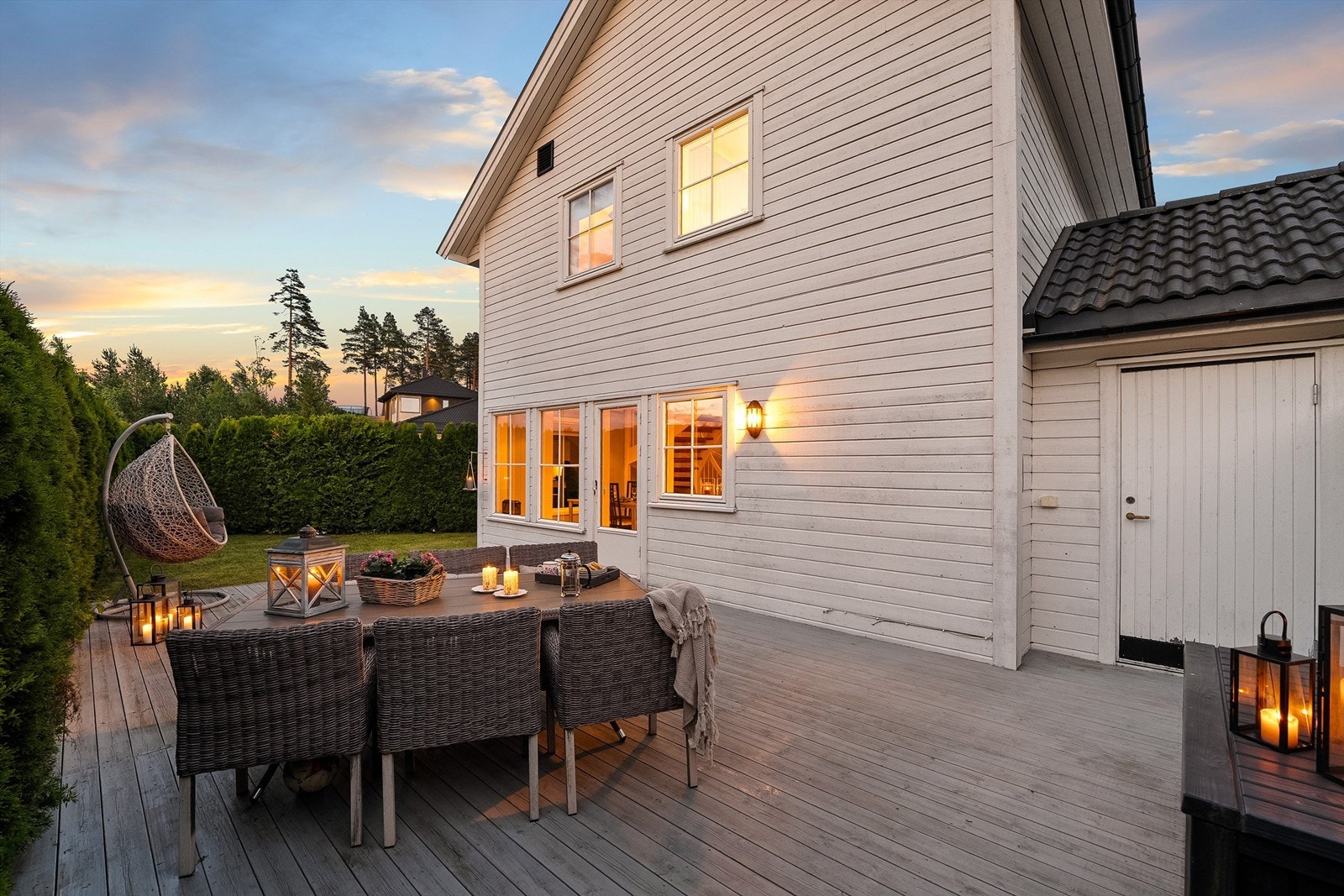 Eiendommen har et hyggelig uteområde på terrasseplatting og gressplen. Galleribilde