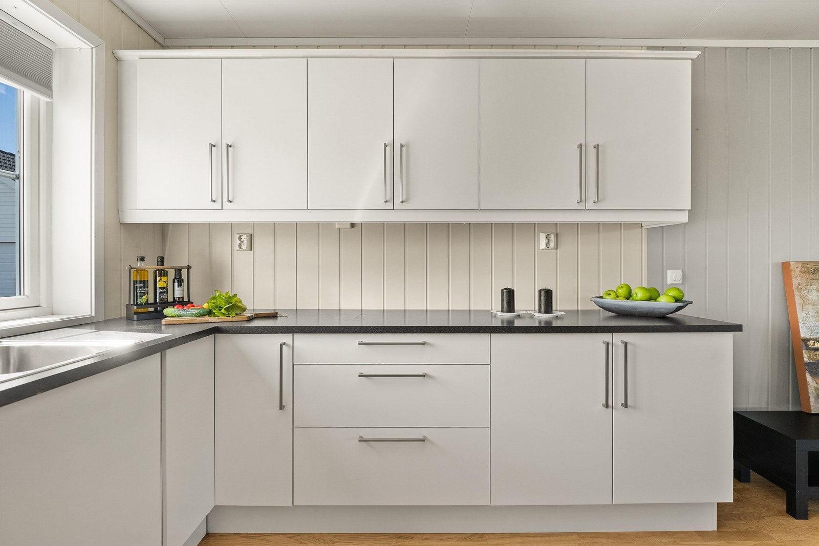 Godt med benk - og skapplass. Galleribilde