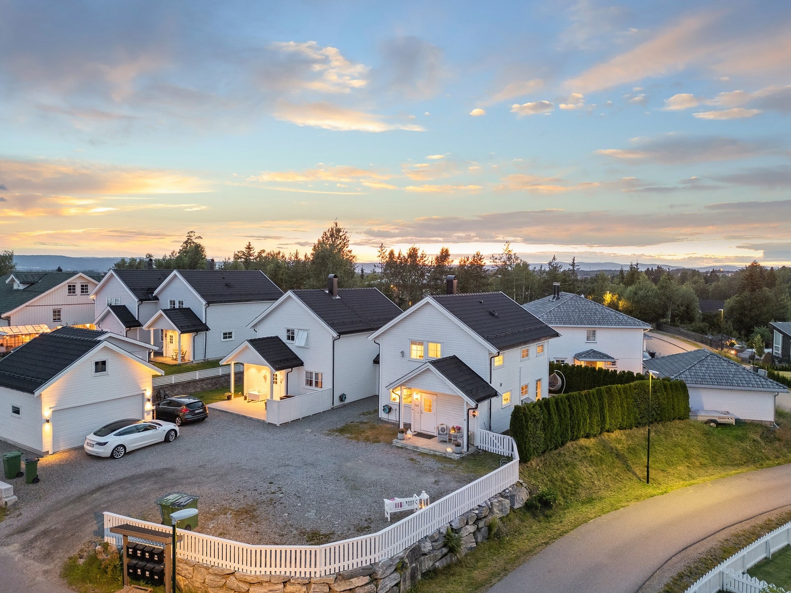 Innholdsrik vertikaldelt tomannsbolig beliggende på Langelandsfjellet i Ullensaker kommune. Galleribilde