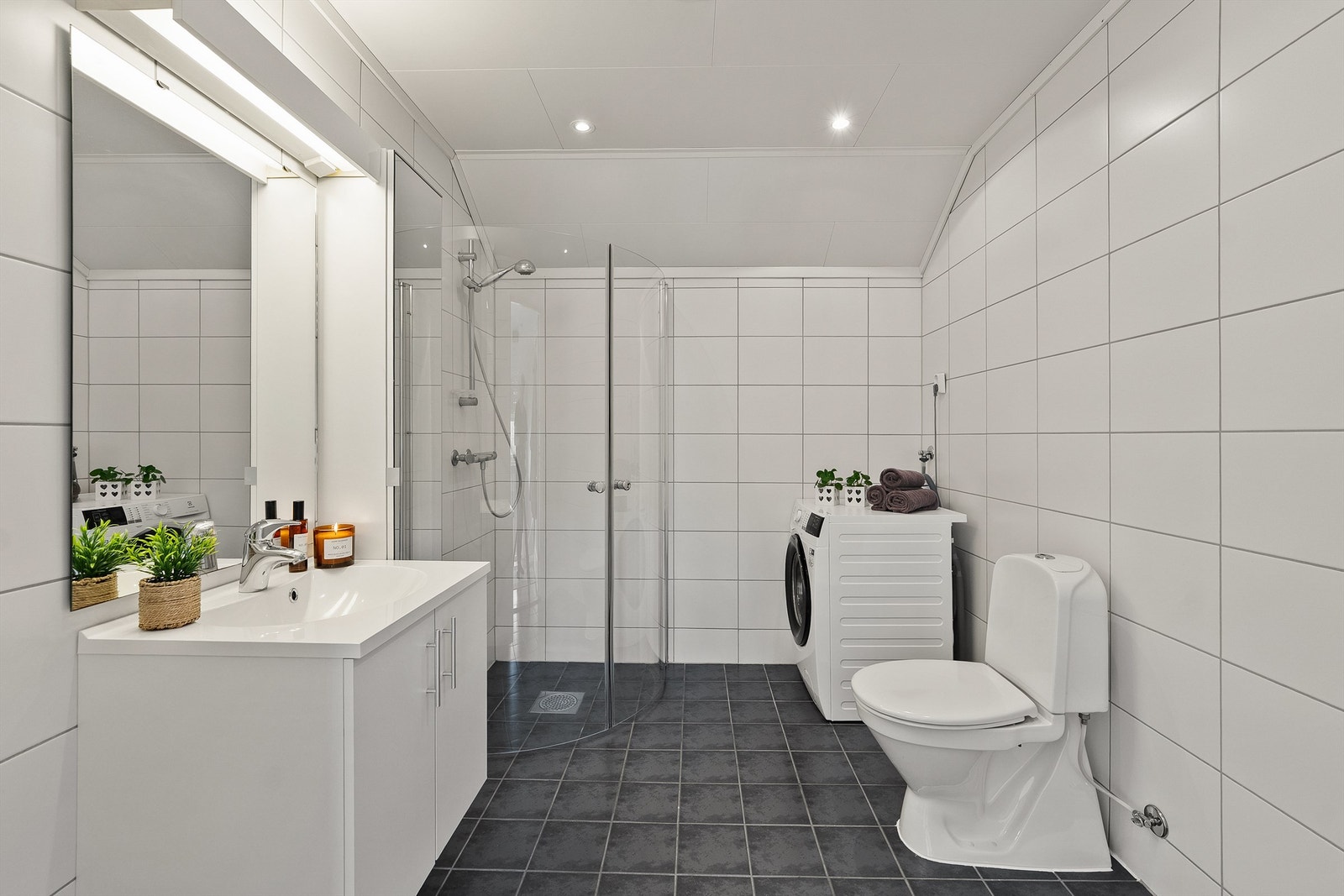 Det er nøytralt bad fra byggeår med flislagt gulv med varme og flislagte vegger i 2 etasje. Galleribilde