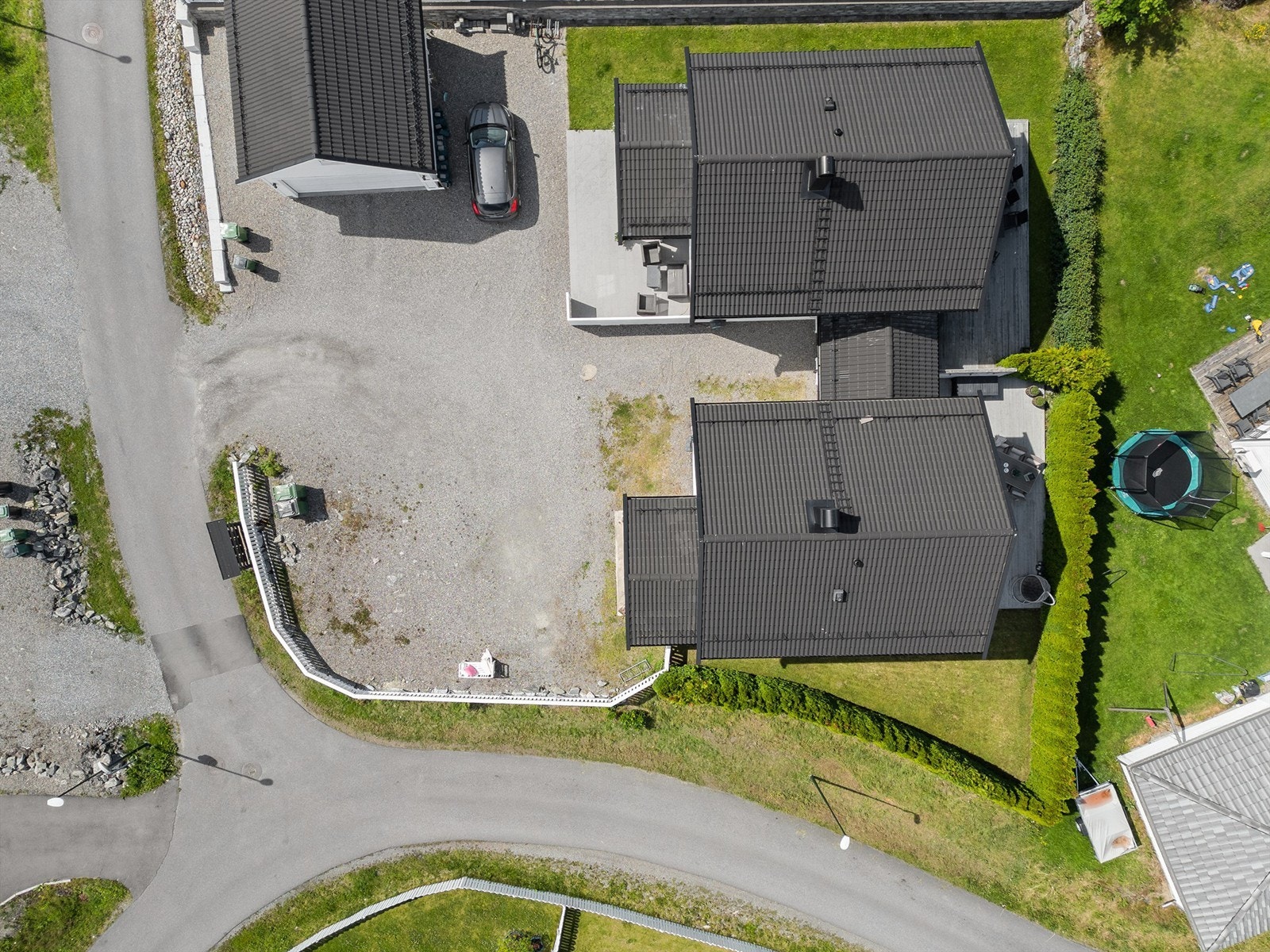 Eiendommen er godt innrammet av hekk og gjerde. Galleribilde