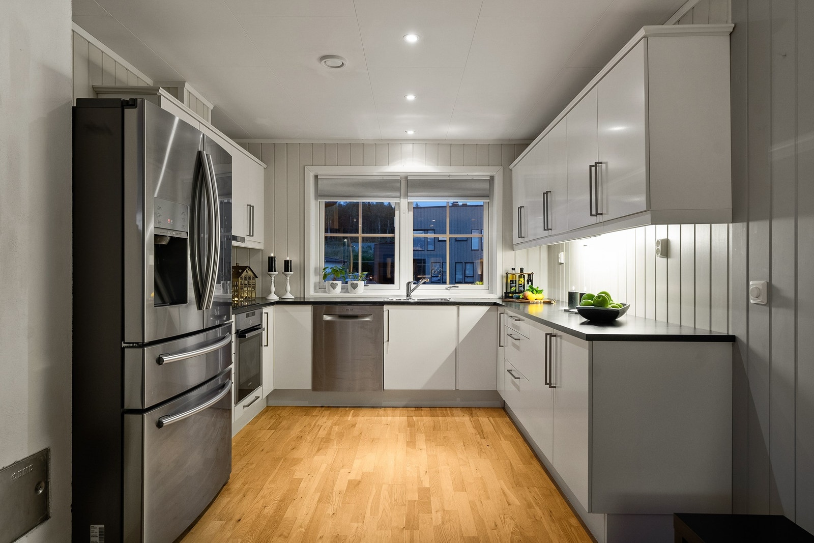 Boligen har åpen kjøkkenløsning mot stu med kjøkkeninnredning med slette fronter fra byggeår. Galleribilde