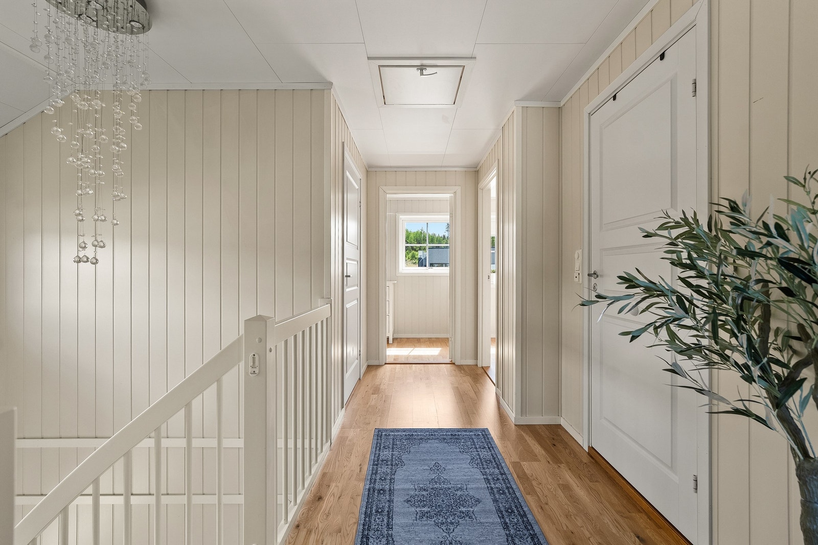 I 2 etasje er det stor gang med adkomst til fire soverom, bad og bod. Galleribilde