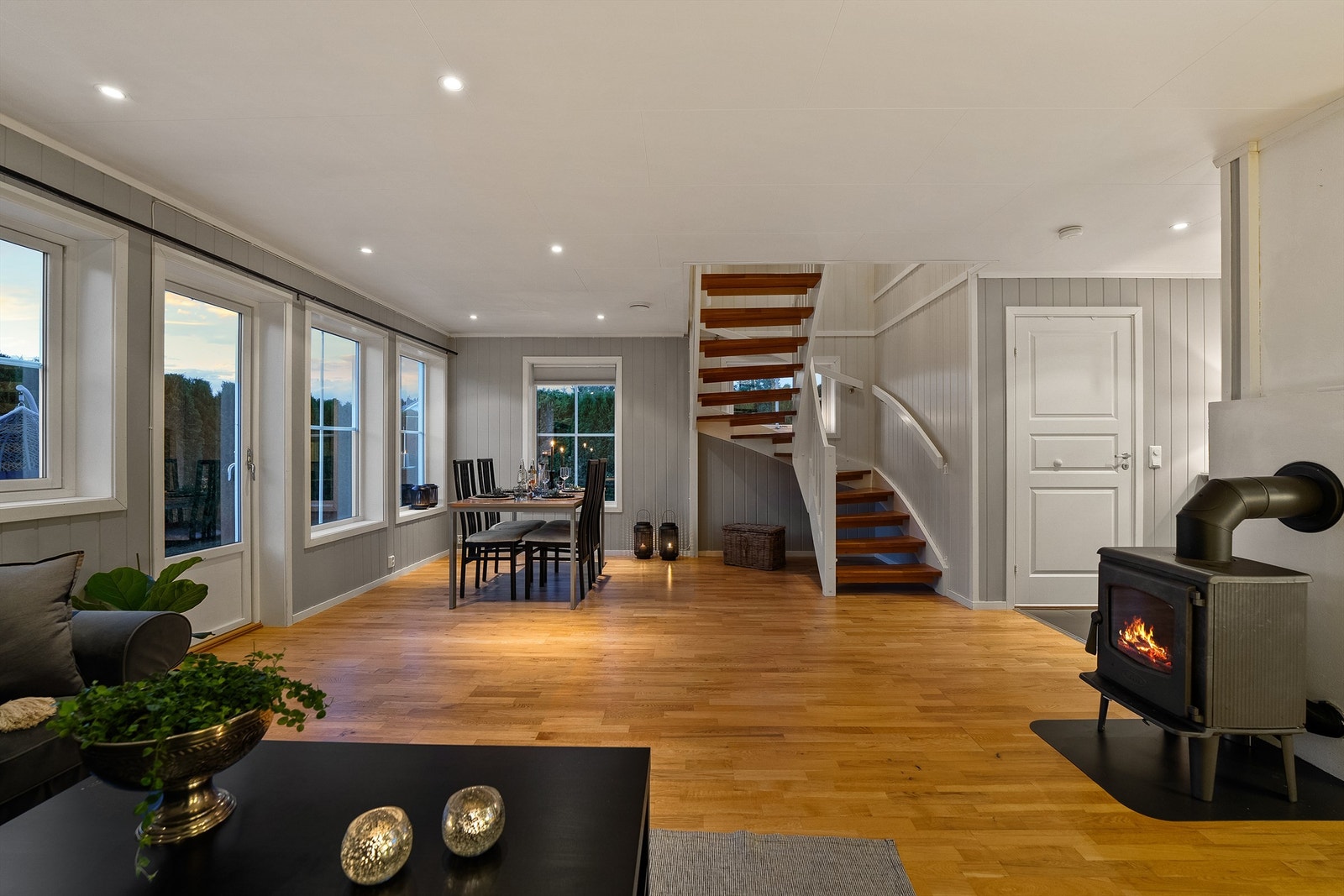 Det er delvis downlights i himling, stuen har peisovn til kjølige og kalde dager. Galleribilde