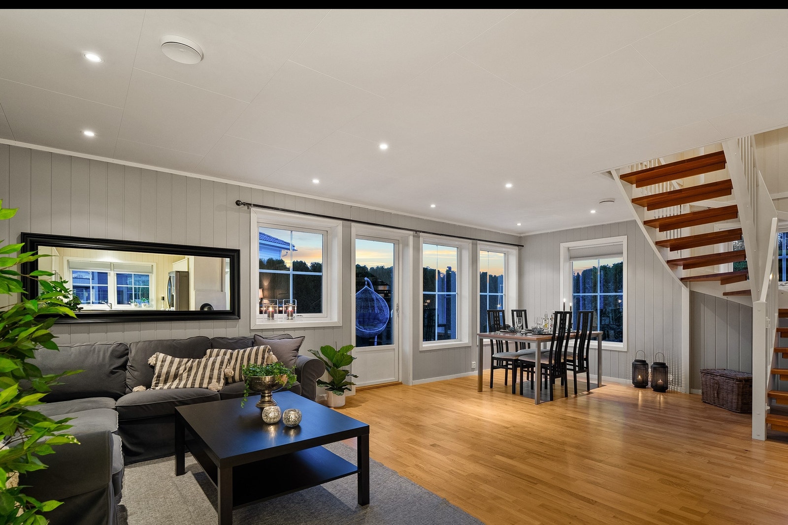 Det er hyggelig stuerom med god plass til sittegruppe, og det er god plass til spisebord ved vindu ut mot hagen. Galleribilde