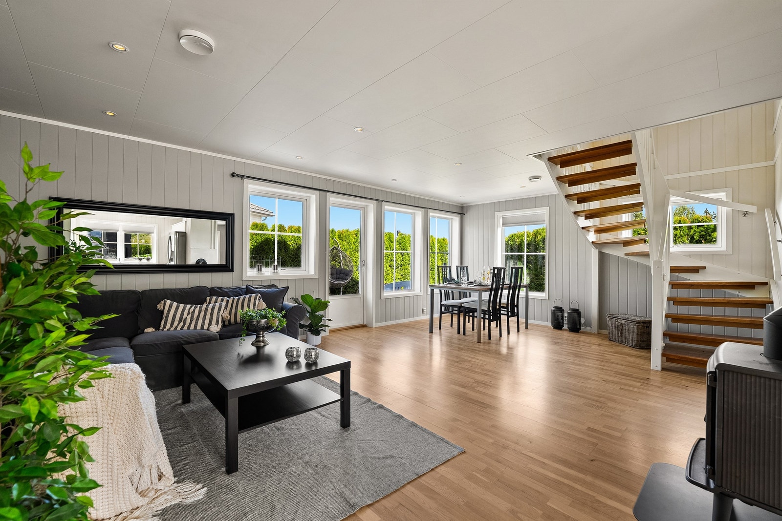 Det er adkomst til hyggelig terrasseområde, hage, og uisolert utebod fra dette rommet. Galleribilde