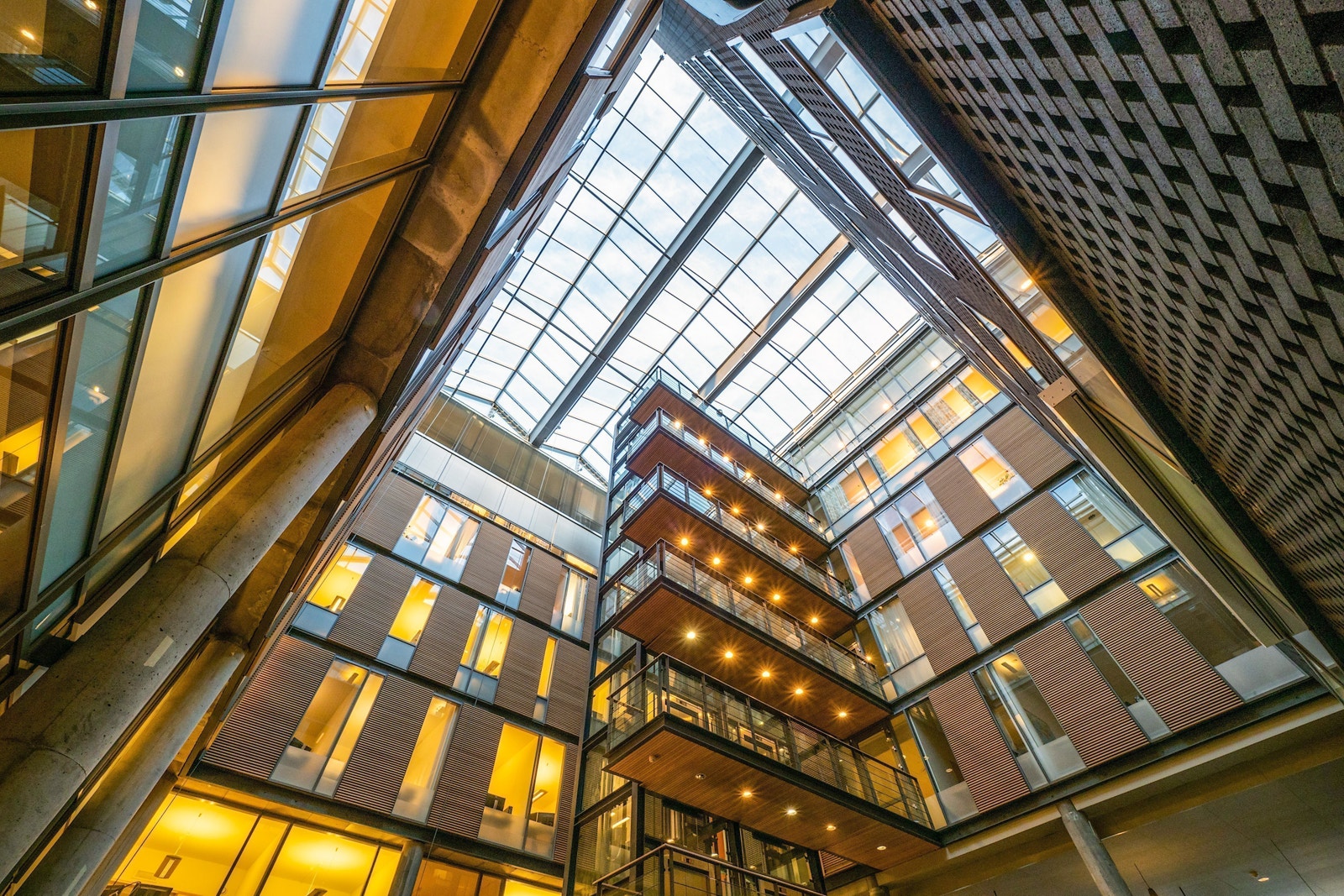 Et stort atrium i midten er "kjernen" som gir mye lys til de midtre delene i eiendommen Galleribilde