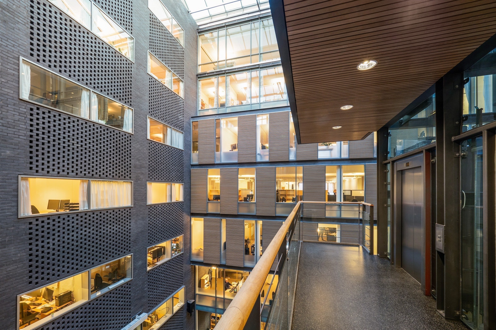 Det er to personheiser og vareheis i bygget. Galleribilde