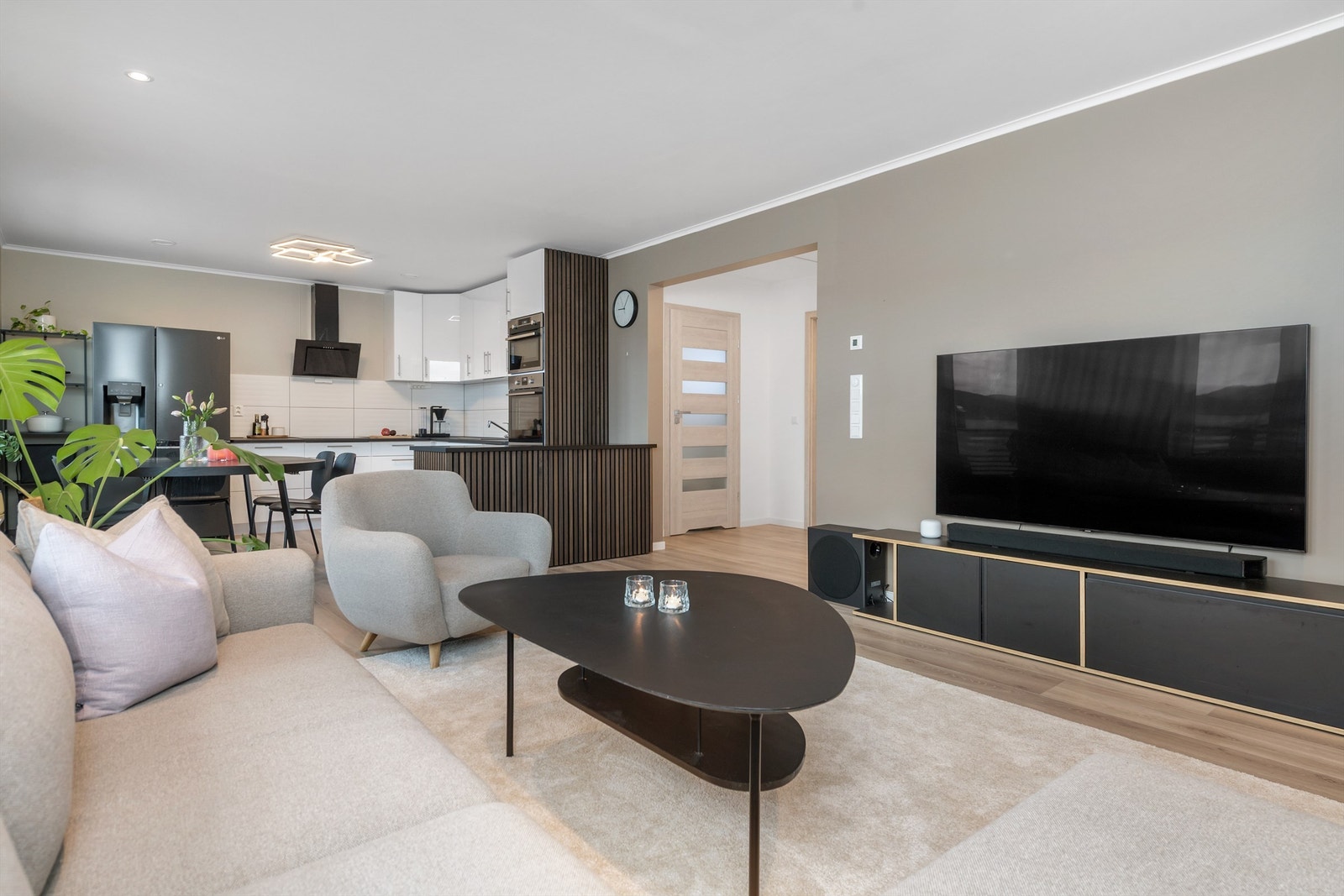 Malte gipsplater på vegger og gulv er laminat Galleribilde