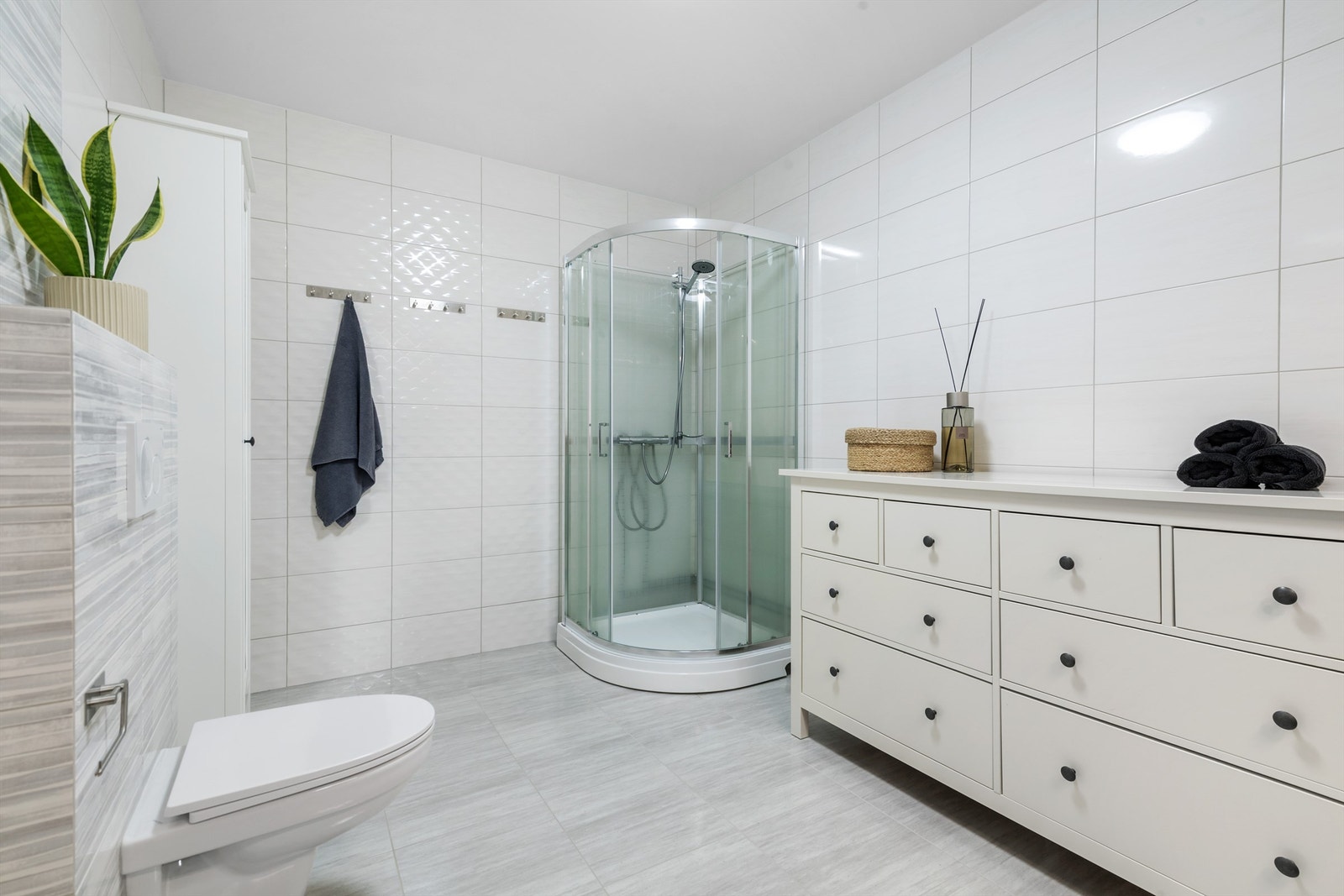 Kult bad med flislagte vegger og innebygd sisterne Galleribilde