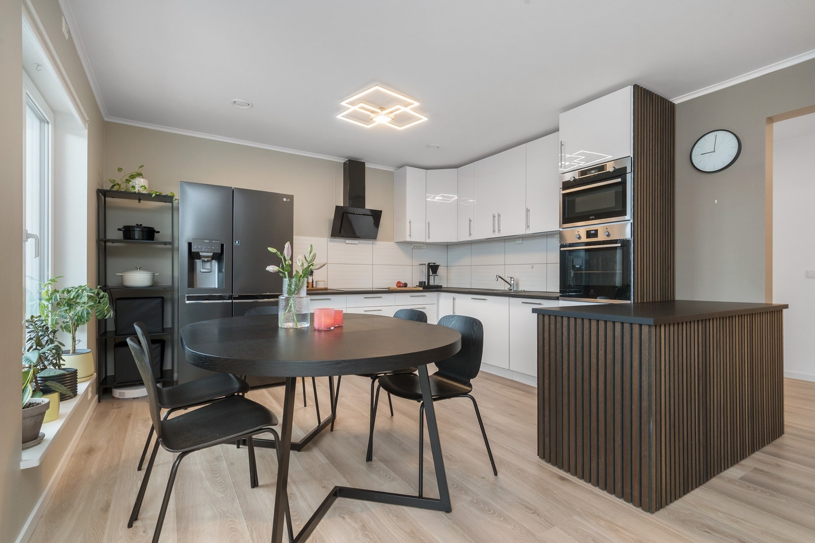 Romslig kjøkken med god plass til spisebord Galleribilde