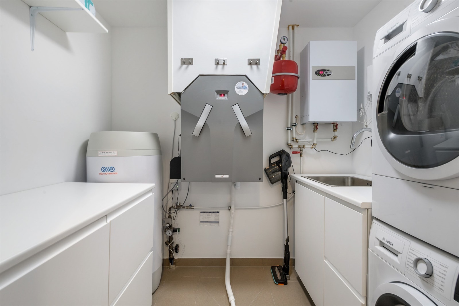 Separat rom med opplegg for vaskemaskin Galleribilde