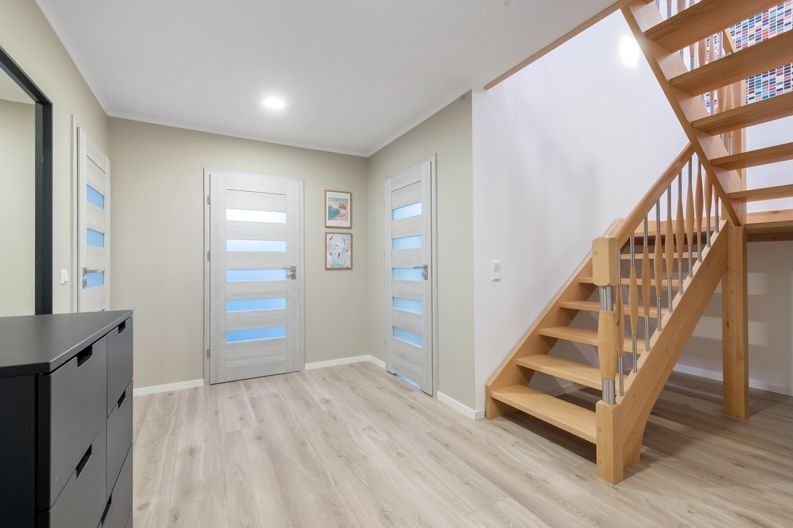 Velkommen inn! Romslig entré i 1. etasje Galleribilde