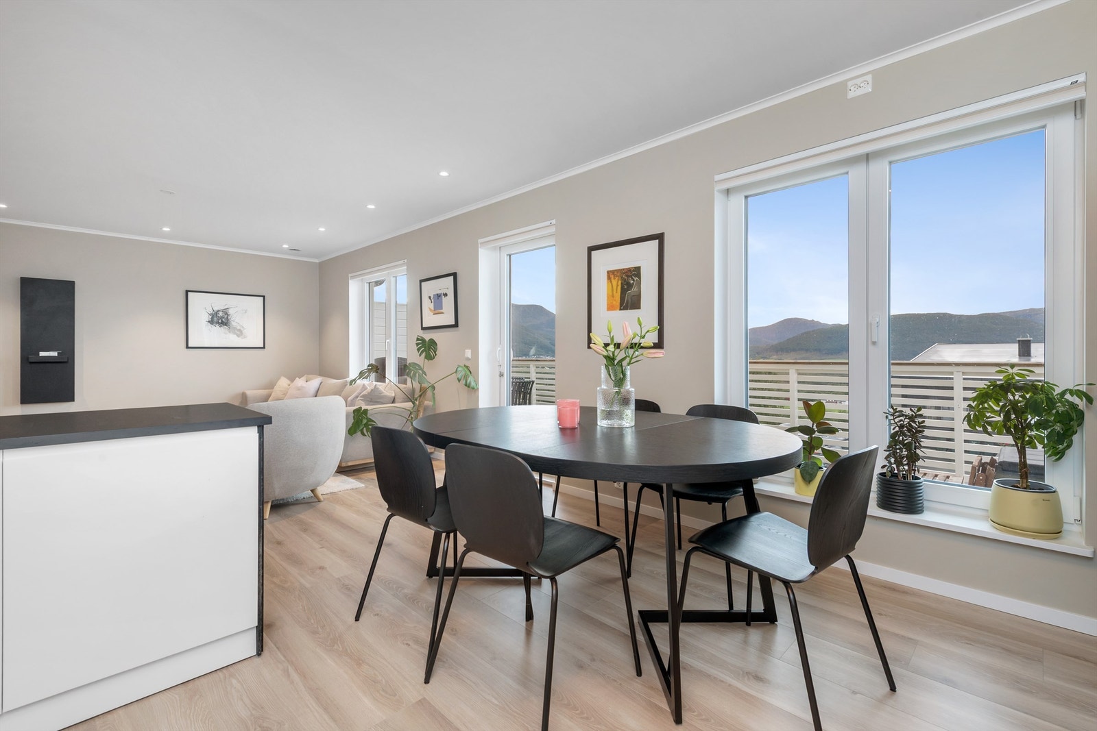 Fra spisebordet kan man nyte en flott utsikt Galleribilde