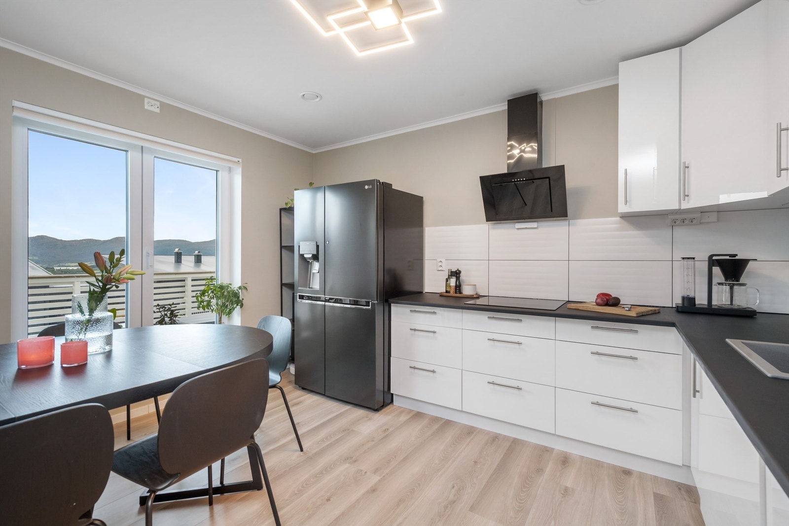 Kjøkken med hvitevarer fra 2021 og stilren innredning Galleribilde